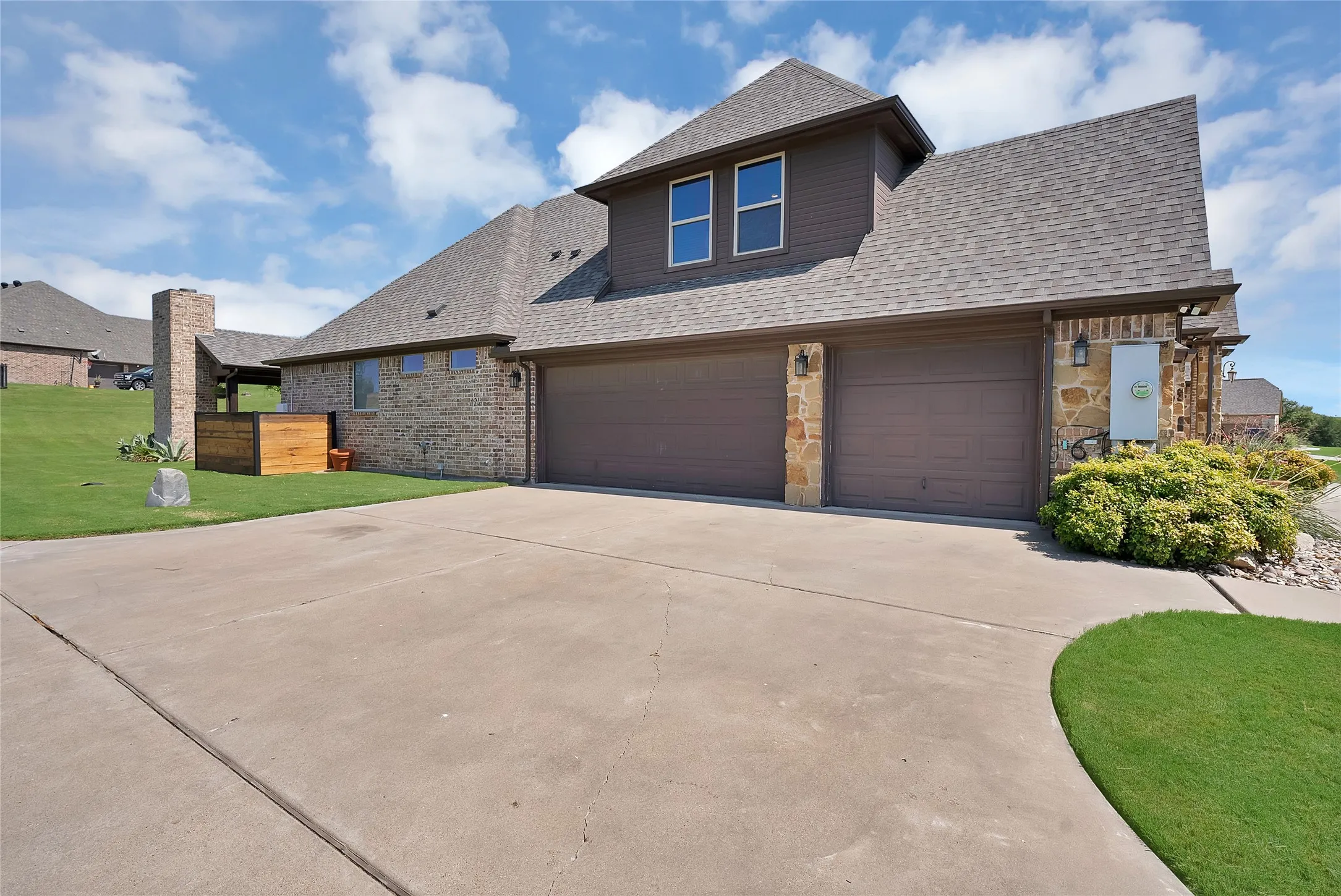 Single Family Residence For Sale in Parker County , 220 Pinnacle Peak Lane, Weatherford, Texas 76087, 4 Bedroom, 5 Bathroom, 3 Garage spaces, 3,124 Sqft, built in 2014, mls#21351777, Real Estate Agent in Weatherford, Homes For Sale in Parker county, Homes For Sale in Weatherford, Realtor in Weatherford Texas, Real Estate Brokerage Independent Realty Texas, Luminita Cordes Realtor