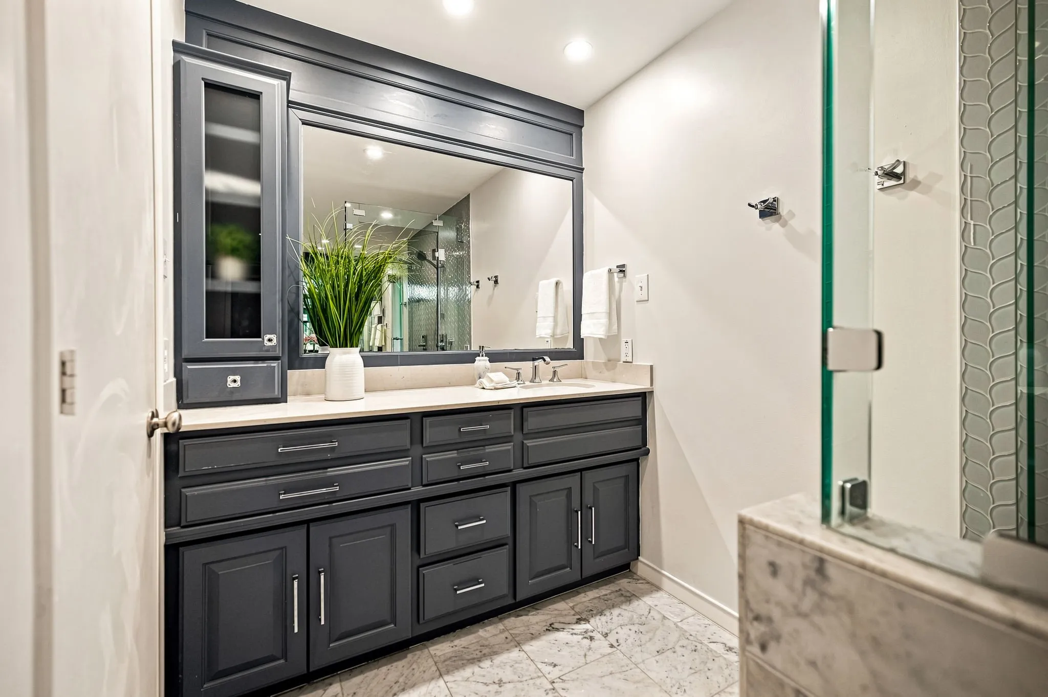 Single Family Residence For Sale in Dallas County , 6347 Chesley Lane, Dallas, Texas 75214, 6 Bedroom, 4 Bathroom, 2 Garage spaces, 3,781 Sqft, built in 1970, mls#21344215, Real Estate Agent in Dallas, Homes For Sale in Dallas county, Homes For Sale in Dallas, Realtor in Dallas Texas, Real Estate Brokerage Independent Realty Texas, Luminita Cordes Realtor
