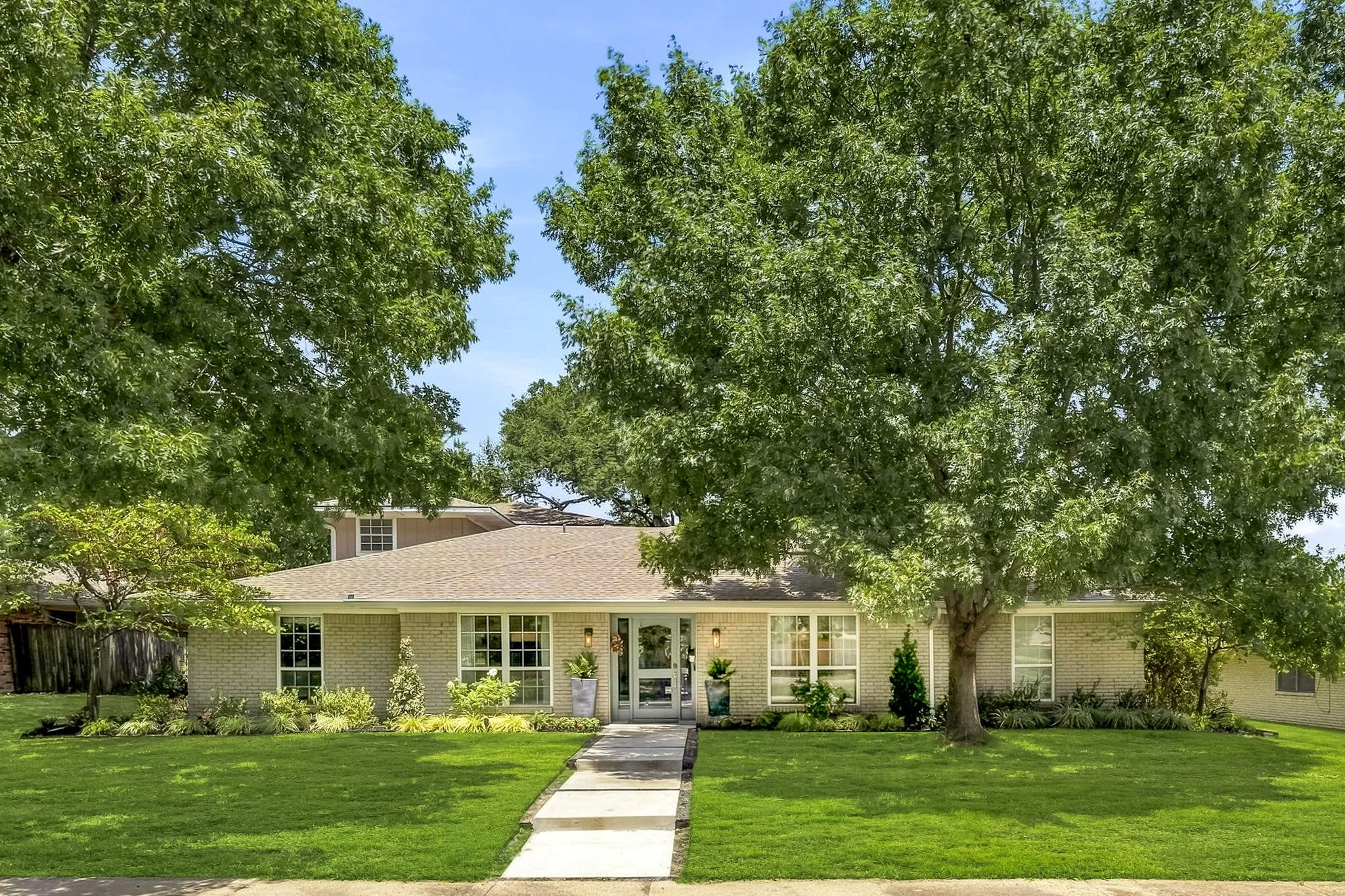 Single Family Residence For Sale in Dallas County , 6347 Chesley Lane, Dallas, Texas 75214, 6 Bedroom, 4 Bathroom, 2 Garage spaces, 3,781 Sqft, built in 1970, mls#21344215, Real Estate Agent in Dallas, Homes For Sale in Dallas county, Homes For Sale in Dallas, Realtor in Dallas Texas, Real Estate Brokerage Independent Realty Texas, Luminita Cordes Realtor