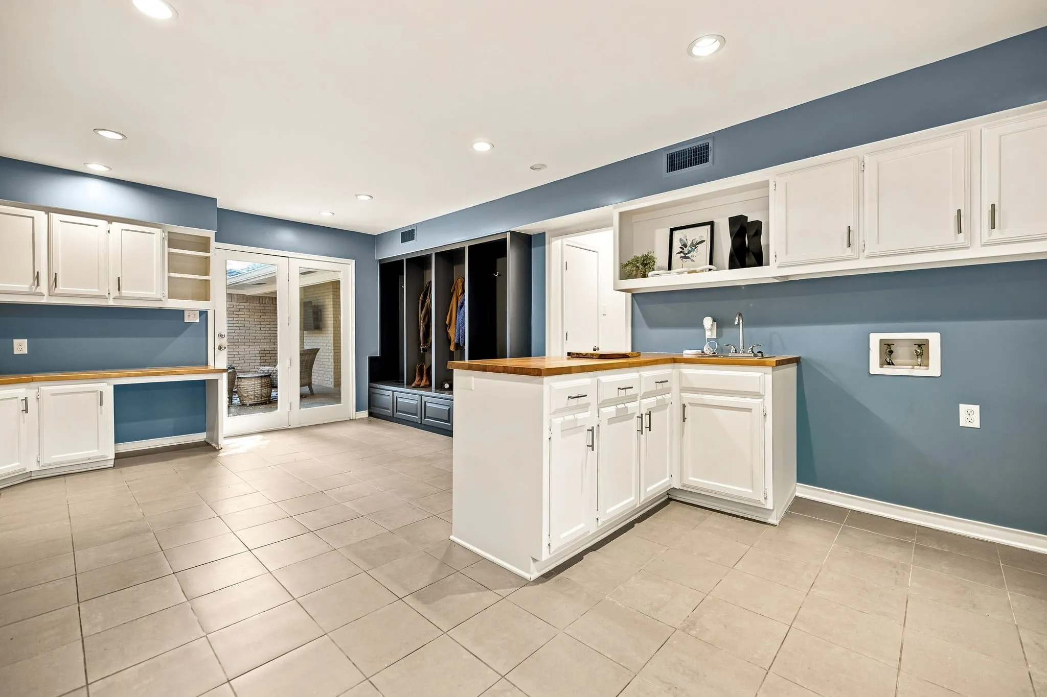 Single Family Residence For Sale in Dallas County , 6347 Chesley Lane, Dallas, Texas 75214, 6 Bedroom, 4 Bathroom, 2 Garage spaces, 3,781 Sqft, built in 1970, mls#21344215, Real Estate Agent in Dallas, Homes For Sale in Dallas county, Homes For Sale in Dallas, Realtor in Dallas Texas, Real Estate Brokerage Independent Realty Texas, Luminita Cordes Realtor
