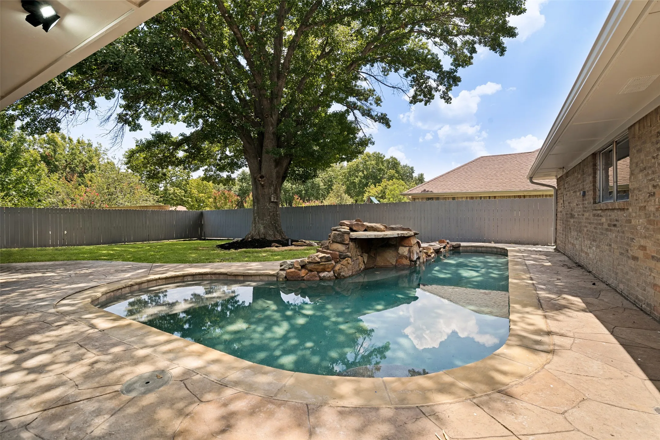 Single Family Residence For Sale in Dallas County , 3402 Carla Drive, Rowlett, Texas 75088, 3 Bedroom, 2 Bathroom, 2 Garage spaces, 1,925 Sqft, built in 1977, mls#21349695, Real Estate Agent in Rowlett, Homes For Sale in Dallas county, Homes For Sale in Rowlett, Realtor in Rowlett Texas, Real Estate Brokerage Independent Realty Texas, Luminita Cordes Realtor