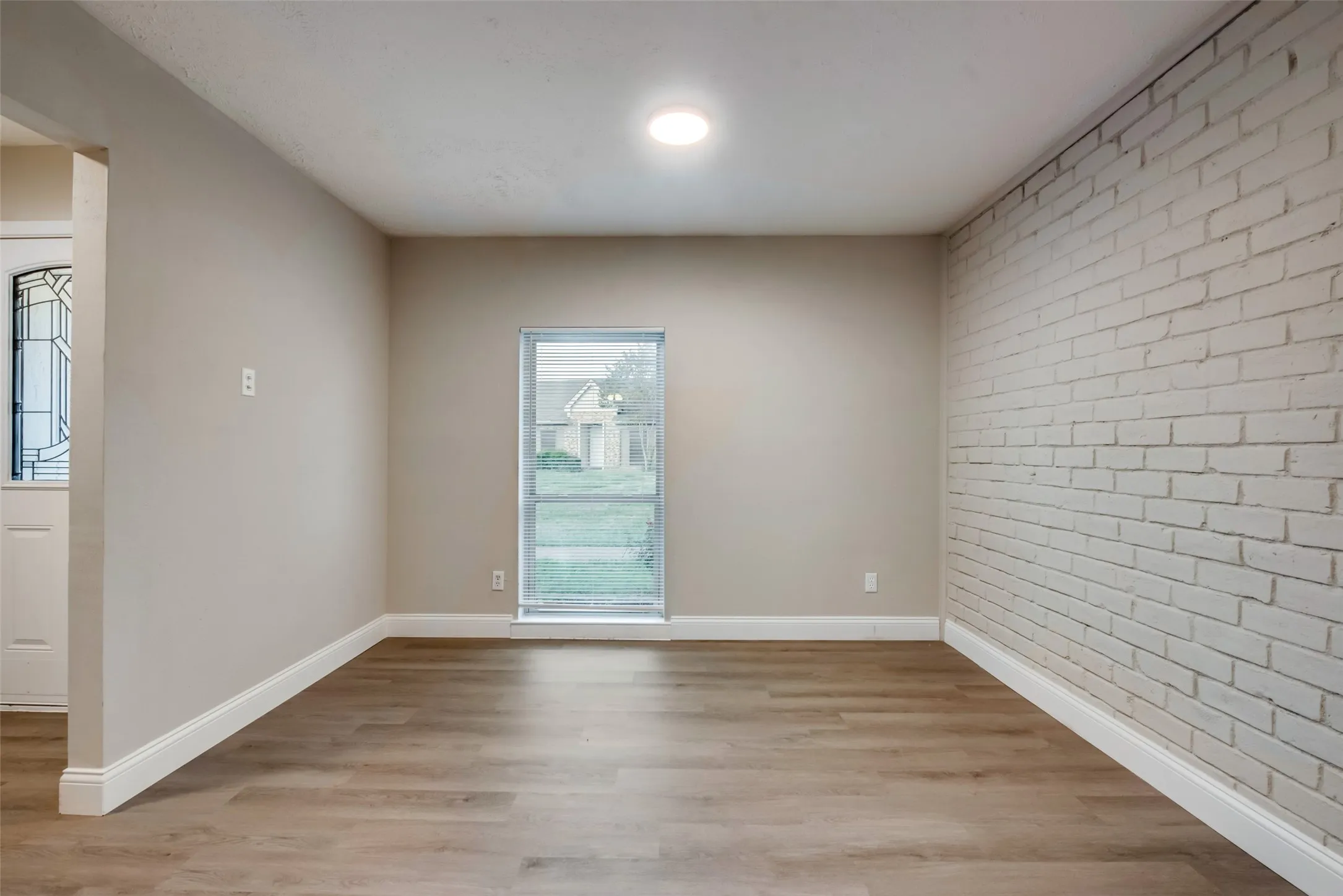 Townhouse For Rent in Dallas County , 30 W moutain Creek W, Grand Prairie, Texas 75052, 2 Bedroom, 2 Bathroom, Garage spaces, 1,162 Sqft, built in 1971, mls#21352127, Real Estate Agent in Grand Prairie, Homes For Rent in Dallas county, Homes For Rent in Grand Prairie, Realtor in Grand Prairie Texas, Real Estate Brokerage Independent Realty Texas, Luminita Cordes Realtor