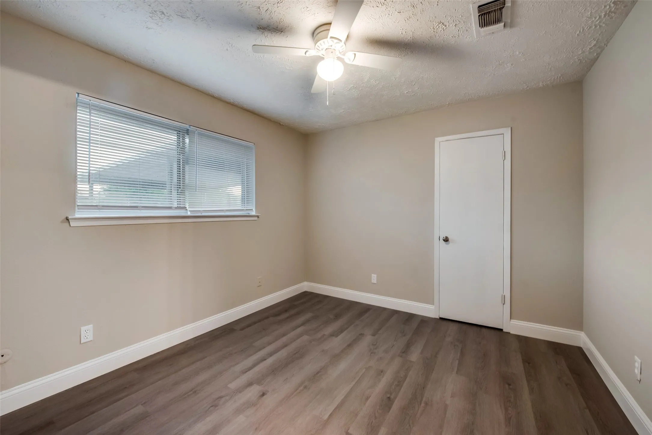 Townhouse For Rent in Dallas County , 30 W moutain Creek W, Grand Prairie, Texas 75052, 2 Bedroom, 2 Bathroom, Garage spaces, 1,162 Sqft, built in 1971, mls#21352127, Real Estate Agent in Grand Prairie, Homes For Rent in Dallas county, Homes For Rent in Grand Prairie, Realtor in Grand Prairie Texas, Real Estate Brokerage Independent Realty Texas, Luminita Cordes Realtor