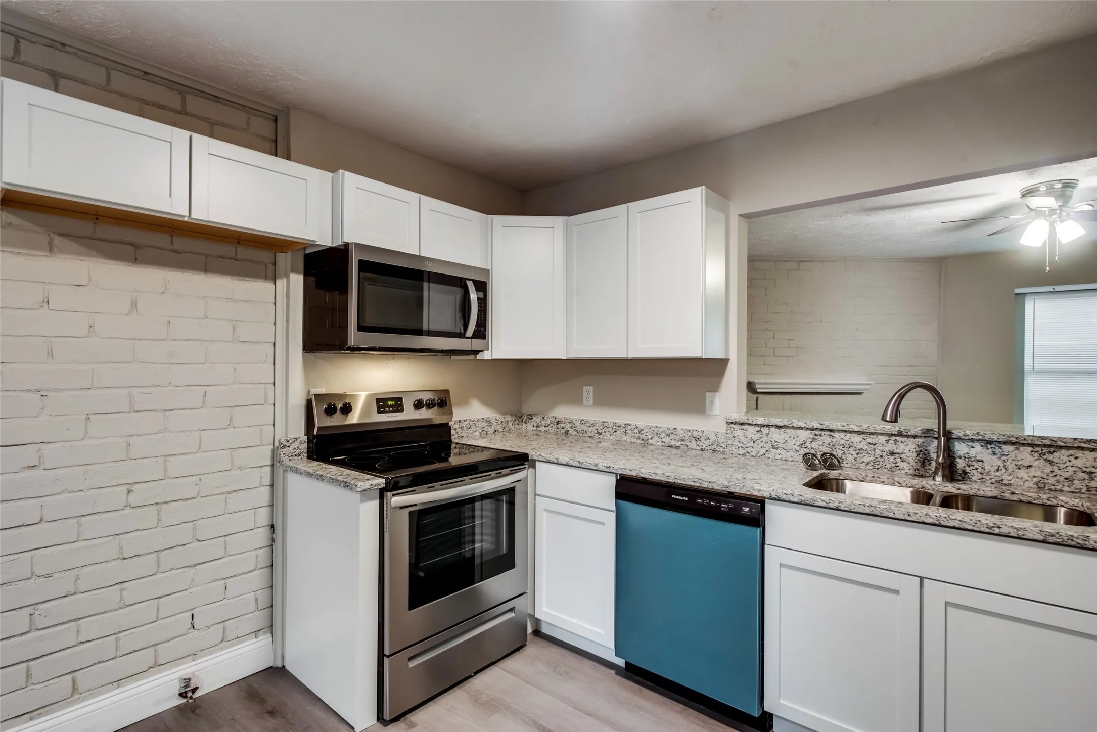 Townhouse For Rent in Dallas County , 30 W moutain Creek W, Grand Prairie, Texas 75052, 2 Bedroom, 2 Bathroom, Garage spaces, 1,162 Sqft, built in 1971, mls#21352127, Real Estate Agent in Grand Prairie, Homes For Rent in Dallas county, Homes For Rent in Grand Prairie, Realtor in Grand Prairie Texas, Real Estate Brokerage Independent Realty Texas, Luminita Cordes Realtor