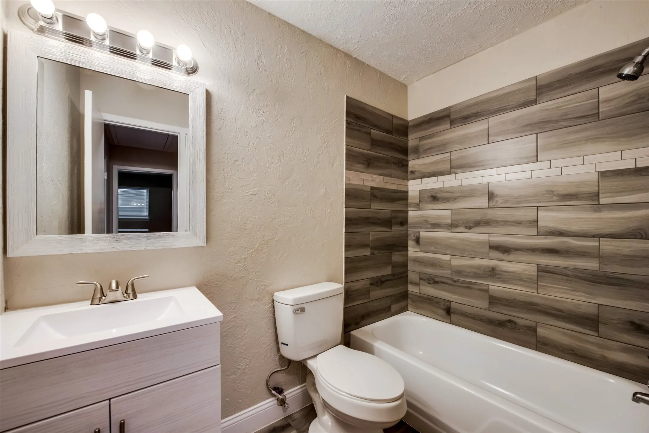 Townhouse For Rent in Dallas County , 30 W moutain Creek W, Grand Prairie, Texas 75052, 2 Bedroom, 2 Bathroom, Garage spaces, 1,162 Sqft, built in 1971, mls#21352127, Real Estate Agent in Grand Prairie, Homes For Rent in Dallas county, Homes For Rent in Grand Prairie, Realtor in Grand Prairie Texas, Real Estate Brokerage Independent Realty Texas, Luminita Cordes Realtor