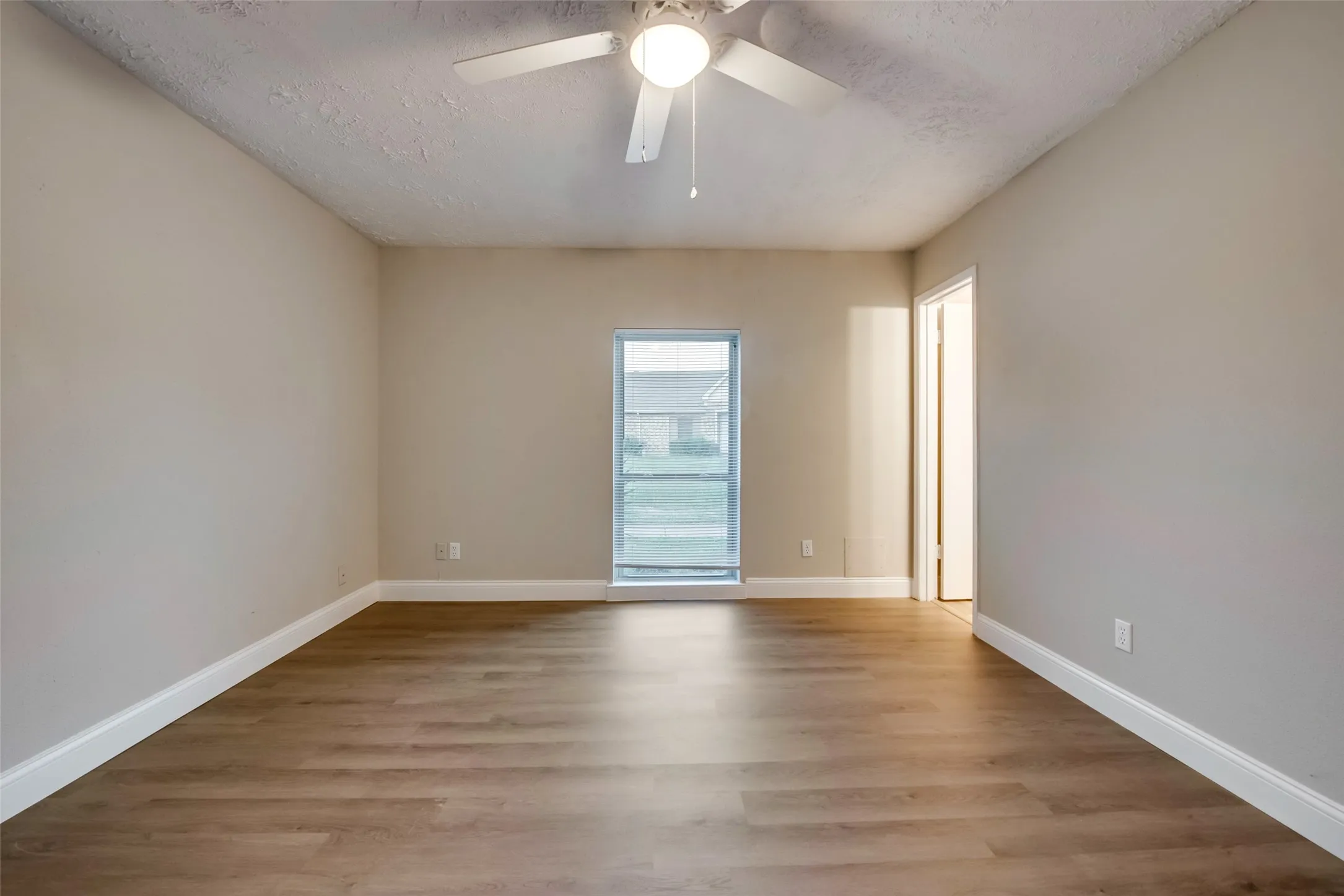 Townhouse For Rent in Dallas County , 30 W moutain Creek W, Grand Prairie, Texas 75052, 2 Bedroom, 2 Bathroom, Garage spaces, 1,162 Sqft, built in 1971, mls#21352127, Real Estate Agent in Grand Prairie, Homes For Rent in Dallas county, Homes For Rent in Grand Prairie, Realtor in Grand Prairie Texas, Real Estate Brokerage Independent Realty Texas, Luminita Cordes Realtor