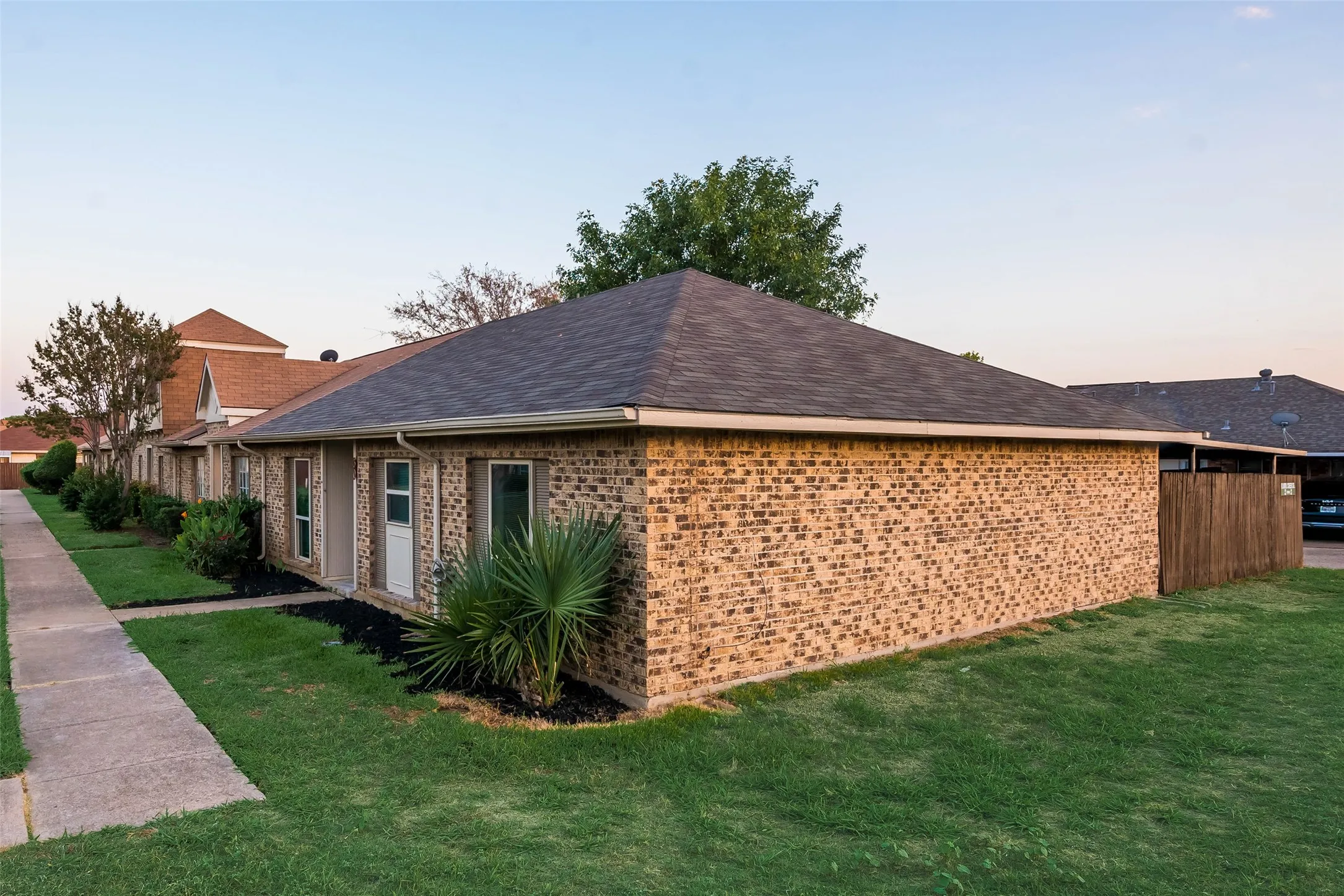 Townhouse For Rent in Dallas County , 30 W moutain Creek W, Grand Prairie, Texas 75052, 2 Bedroom, 2 Bathroom, Garage spaces, 1,162 Sqft, built in 1971, mls#21352127, Real Estate Agent in Grand Prairie, Homes For Rent in Dallas county, Homes For Rent in Grand Prairie, Realtor in Grand Prairie Texas, Real Estate Brokerage Independent Realty Texas, Luminita Cordes Realtor