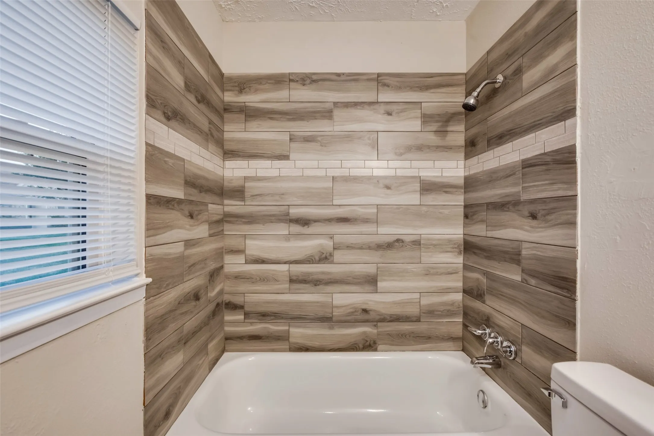 Townhouse For Rent in Dallas County , 30 W moutain Creek W, Grand Prairie, Texas 75052, 2 Bedroom, 2 Bathroom, Garage spaces, 1,162 Sqft, built in 1971, mls#21352127, Real Estate Agent in Grand Prairie, Homes For Rent in Dallas county, Homes For Rent in Grand Prairie, Realtor in Grand Prairie Texas, Real Estate Brokerage Independent Realty Texas, Luminita Cordes Realtor