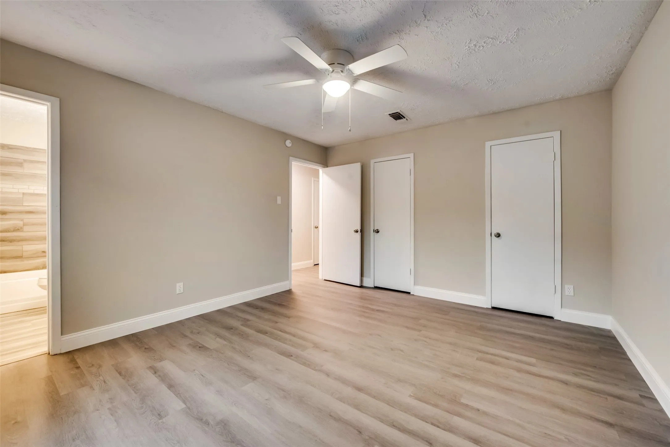 Townhouse For Rent in Dallas County , 30 W moutain Creek W, Grand Prairie, Texas 75052, 2 Bedroom, 2 Bathroom, Garage spaces, 1,162 Sqft, built in 1971, mls#21352127, Real Estate Agent in Grand Prairie, Homes For Rent in Dallas county, Homes For Rent in Grand Prairie, Realtor in Grand Prairie Texas, Real Estate Brokerage Independent Realty Texas, Luminita Cordes Realtor
