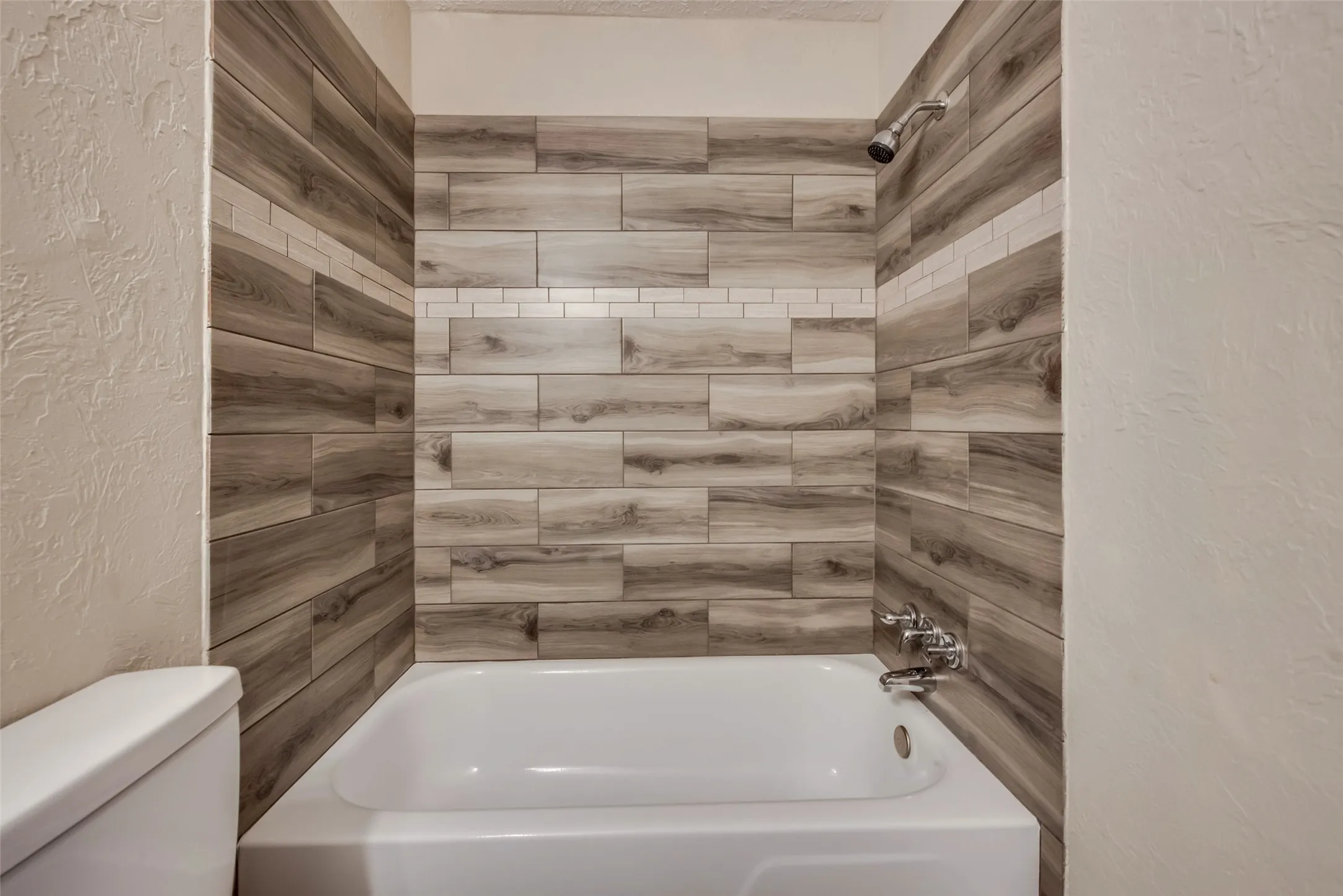 Townhouse For Rent in Dallas County , 30 W moutain Creek W, Grand Prairie, Texas 75052, 2 Bedroom, 2 Bathroom, Garage spaces, 1,162 Sqft, built in 1971, mls#21352127, Real Estate Agent in Grand Prairie, Homes For Rent in Dallas county, Homes For Rent in Grand Prairie, Realtor in Grand Prairie Texas, Real Estate Brokerage Independent Realty Texas, Luminita Cordes Realtor