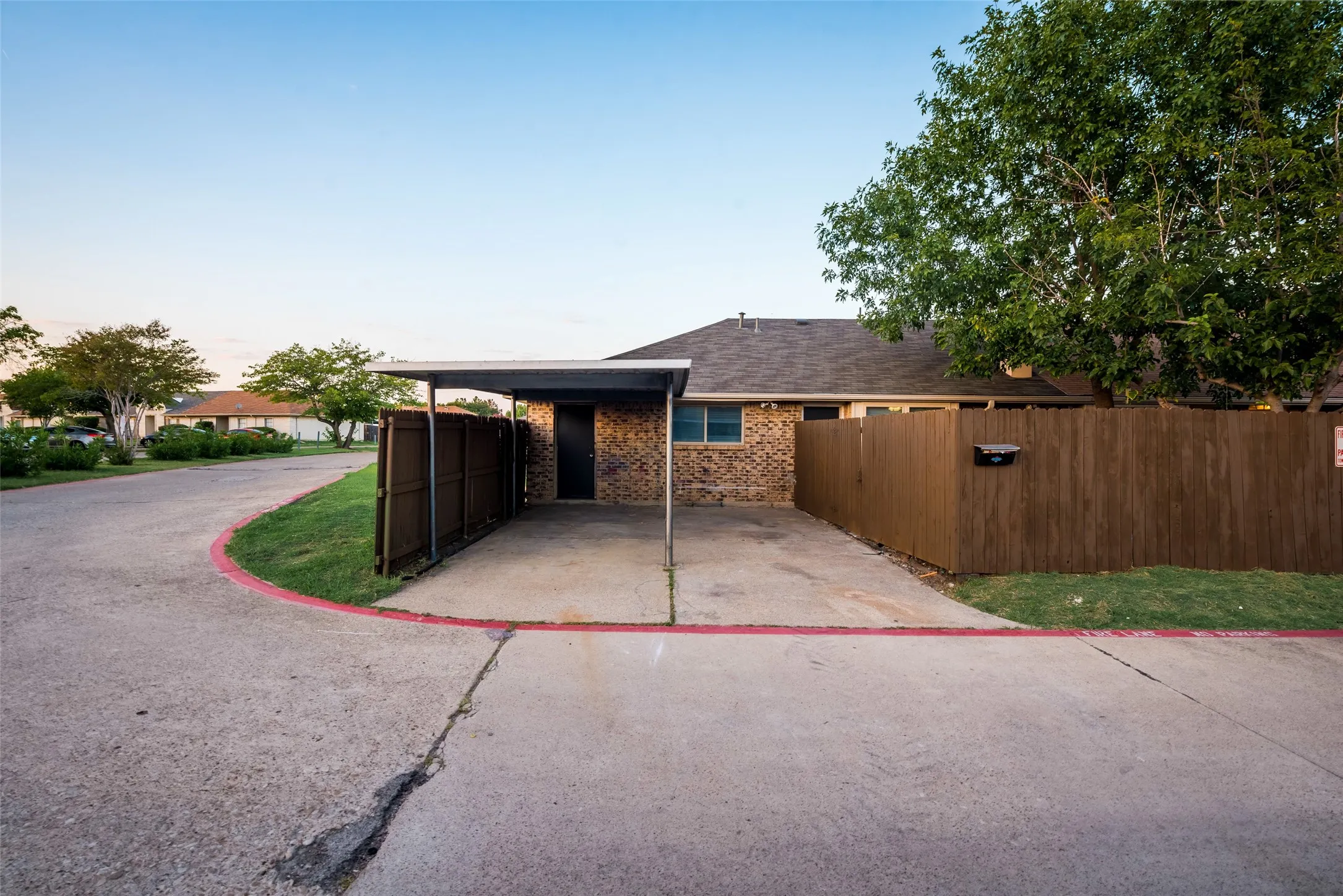 Townhouse For Rent in Dallas County , 30 W moutain Creek W, Grand Prairie, Texas 75052, 2 Bedroom, 2 Bathroom, Garage spaces, 1,162 Sqft, built in 1971, mls#21352127, Real Estate Agent in Grand Prairie, Homes For Rent in Dallas county, Homes For Rent in Grand Prairie, Realtor in Grand Prairie Texas, Real Estate Brokerage Independent Realty Texas, Luminita Cordes Realtor
