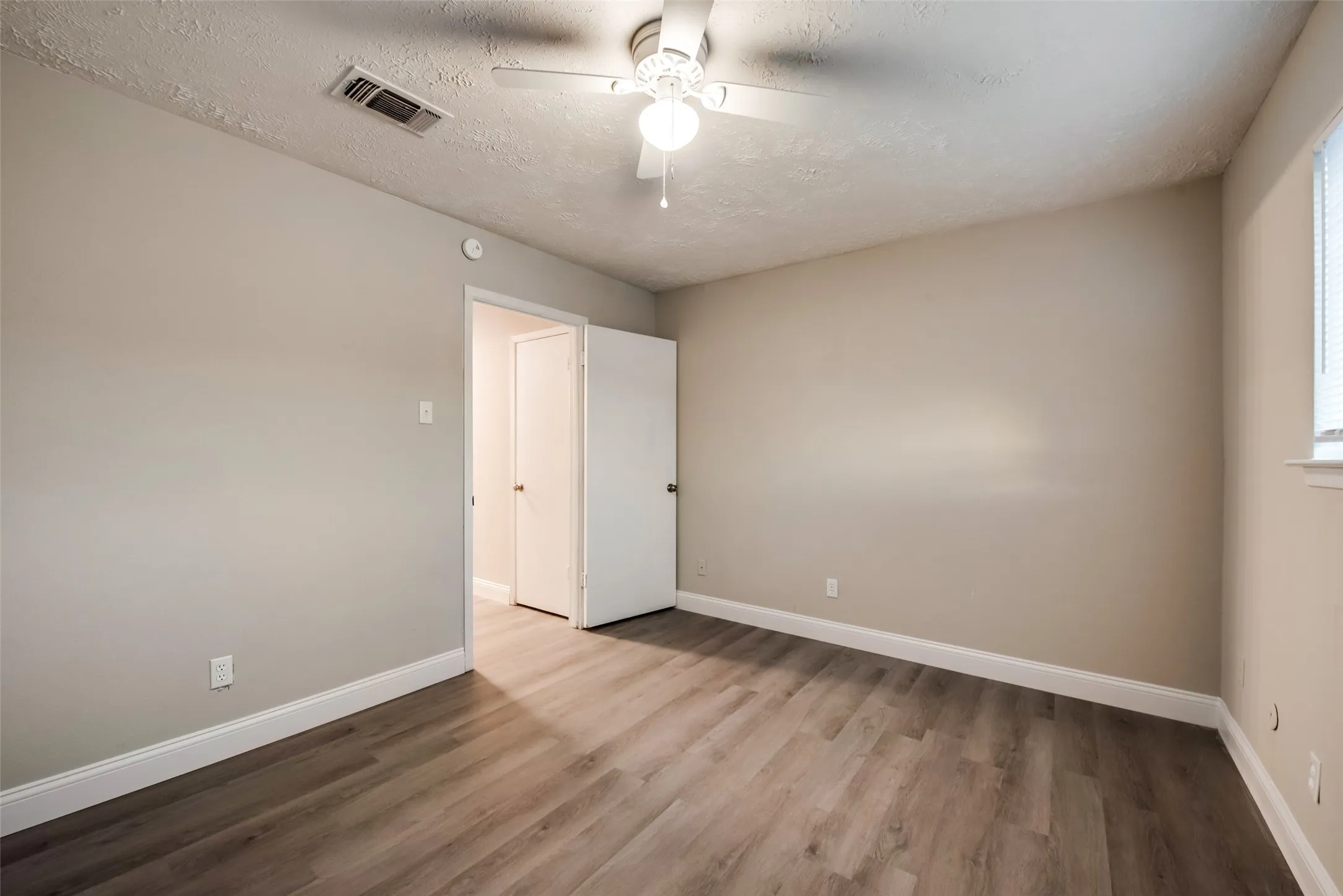 Townhouse For Rent in Dallas County , 30 W moutain Creek W, Grand Prairie, Texas 75052, 2 Bedroom, 2 Bathroom, Garage spaces, 1,162 Sqft, built in 1971, mls#21352127, Real Estate Agent in Grand Prairie, Homes For Rent in Dallas county, Homes For Rent in Grand Prairie, Realtor in Grand Prairie Texas, Real Estate Brokerage Independent Realty Texas, Luminita Cordes Realtor