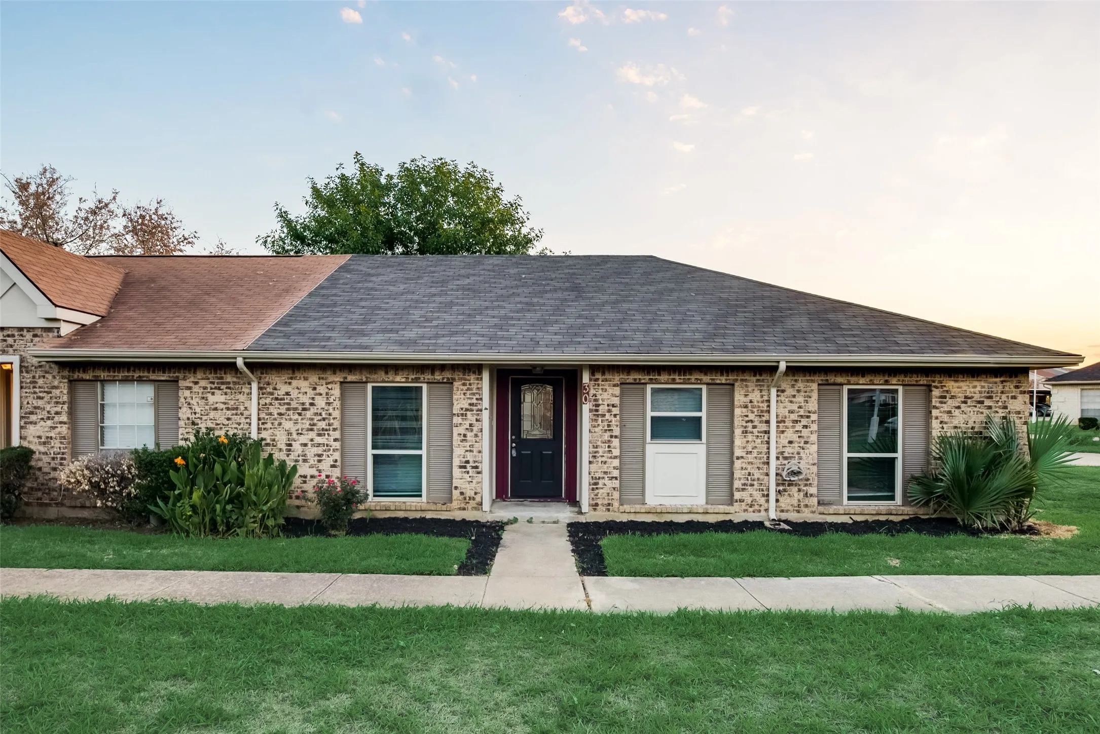 Townhouse For Rent in Dallas County , 30 W moutain Creek W, Grand Prairie, Texas 75052, 2 Bedroom, 2 Bathroom, Garage spaces, 1,162 Sqft, built in 1971, mls#21352127, Real Estate Agent in Grand Prairie, Homes For Rent in Dallas county, Homes For Rent in Grand Prairie, Realtor in Grand Prairie Texas, Real Estate Brokerage Independent Realty Texas, Luminita Cordes Realtor