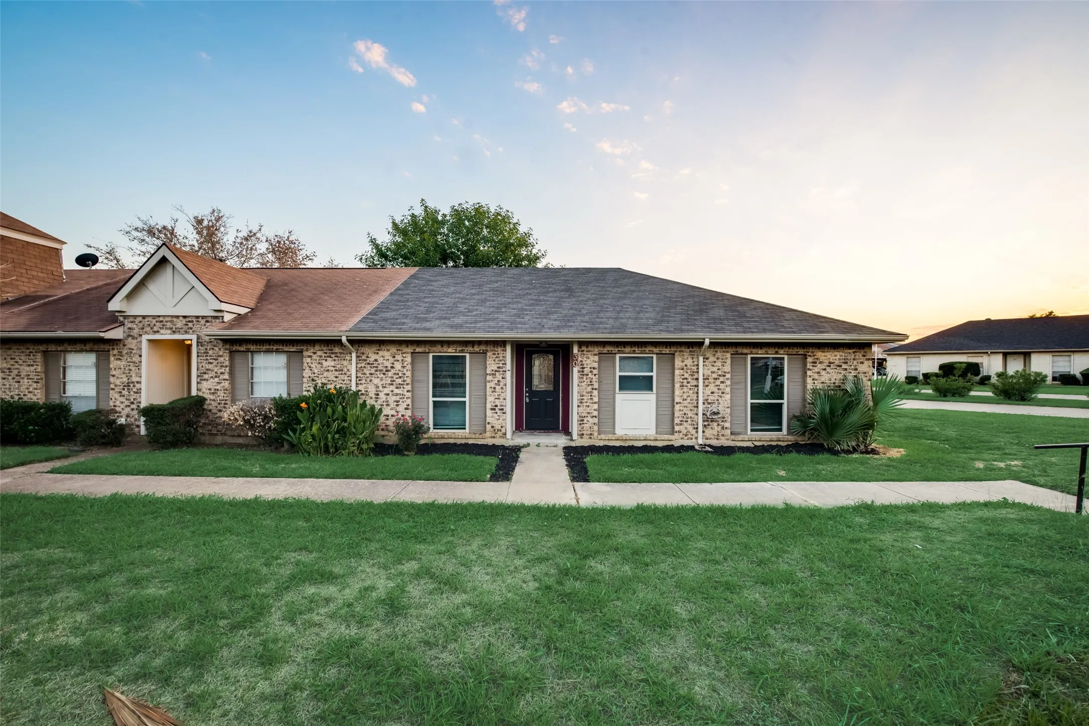 Townhouse For Rent in Dallas County , 30 W moutain Creek W, Grand Prairie, Texas 75052, 2 Bedroom, 2 Bathroom, Garage spaces, 1,162 Sqft, built in 1971, mls#21352127, Real Estate Agent in Grand Prairie, Homes For Rent in Dallas county, Homes For Rent in Grand Prairie, Realtor in Grand Prairie Texas, Real Estate Brokerage Independent Realty Texas, Luminita Cordes Realtor