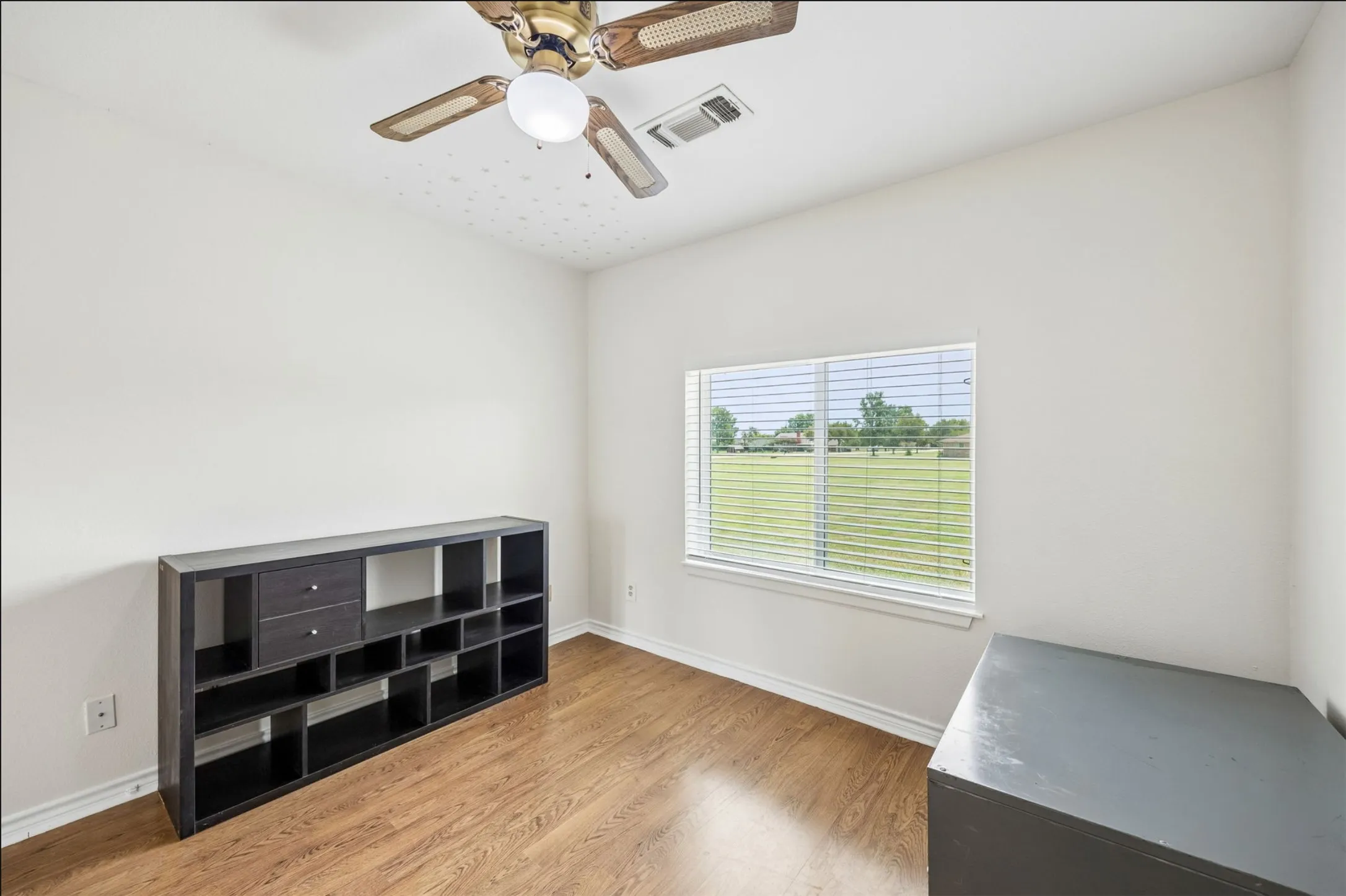 Single Family Residence For Sale in Collin County , 5 Orchard Road, Lucas, Texas 75002, 4 Bedroom, 3 Bathroom, 2 Garage spaces, 2,649 Sqft, built in 1984, mls#21279497, Real Estate Agent in Lucas, Homes For Sale in Collin county, Homes For Sale in Lucas, Realtor in Lucas Texas, Real Estate Brokerage Independent Realty Texas, Luminita Cordes Realtor