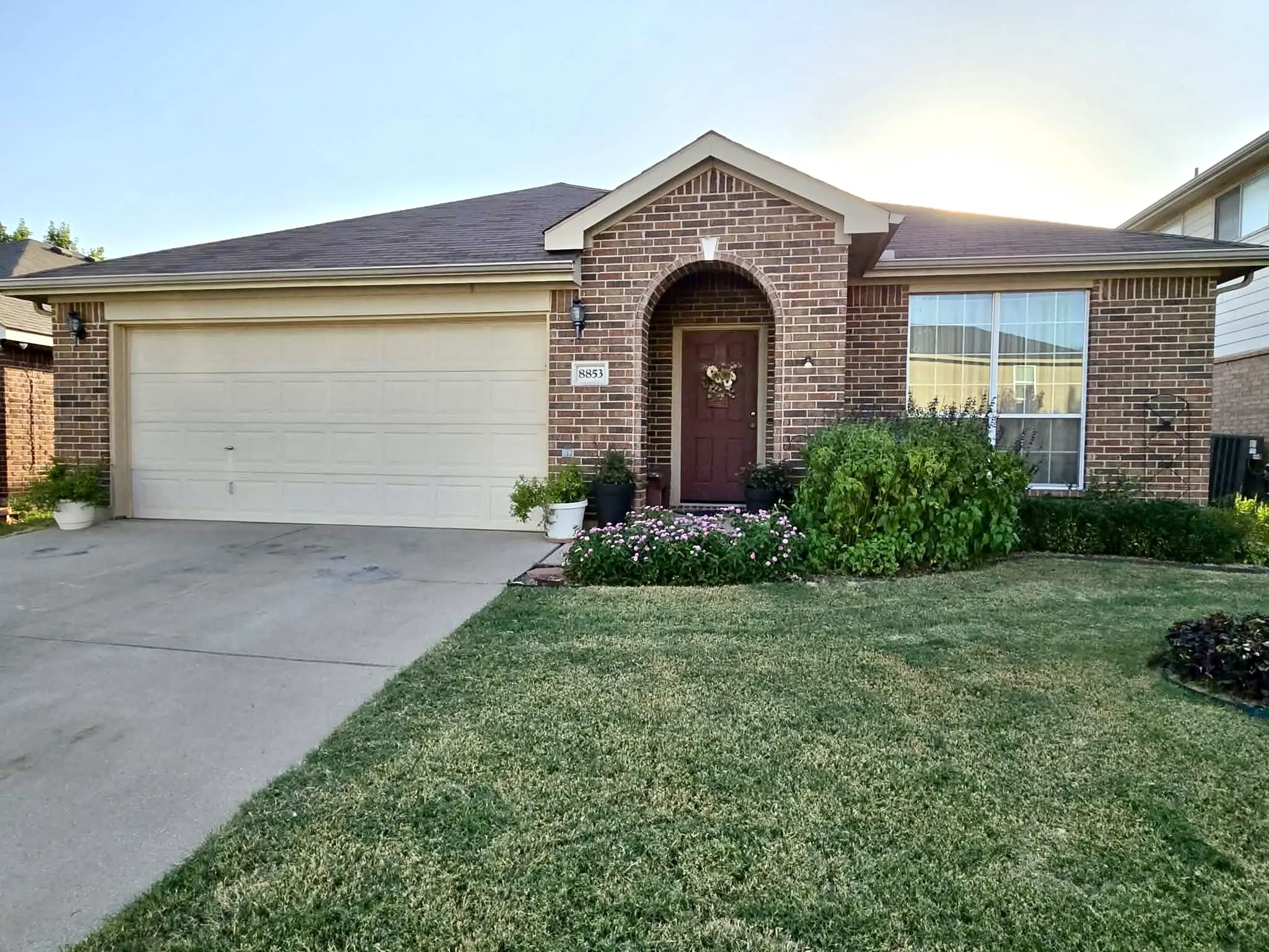 Single Family Residence For Sale in Tarrant County , 8853 STIRRUP Way, Fort Worth, Texas 76244, 4 Bedroom, 2 Bathroom, 2 Garage spaces, 2,005 Sqft, built in 2004, mls#21350965, Real Estate Agent in Fort Worth, Homes For Sale in Tarrant county, Homes For Sale in Fort Worth, Realtor in Fort Worth Texas, Real Estate Brokerage Independent Realty Texas, Luminita Cordes Realtor