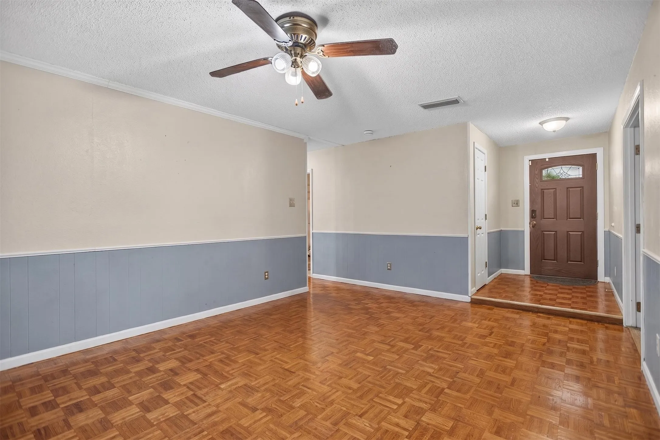 Single Family Residence For Sale in Dallas County , 821 Milky Way, Garland, Texas 75040, 3 Bedroom, 2 Bathroom, Garage spaces, 1,625 Sqft, built in 1969, mls#21346614, Real Estate Agent in Garland, Homes For Sale in Dallas county, Homes For Sale in Garland, Realtor in Garland Texas, Real Estate Brokerage Independent Realty Texas, Luminita Cordes Realtor