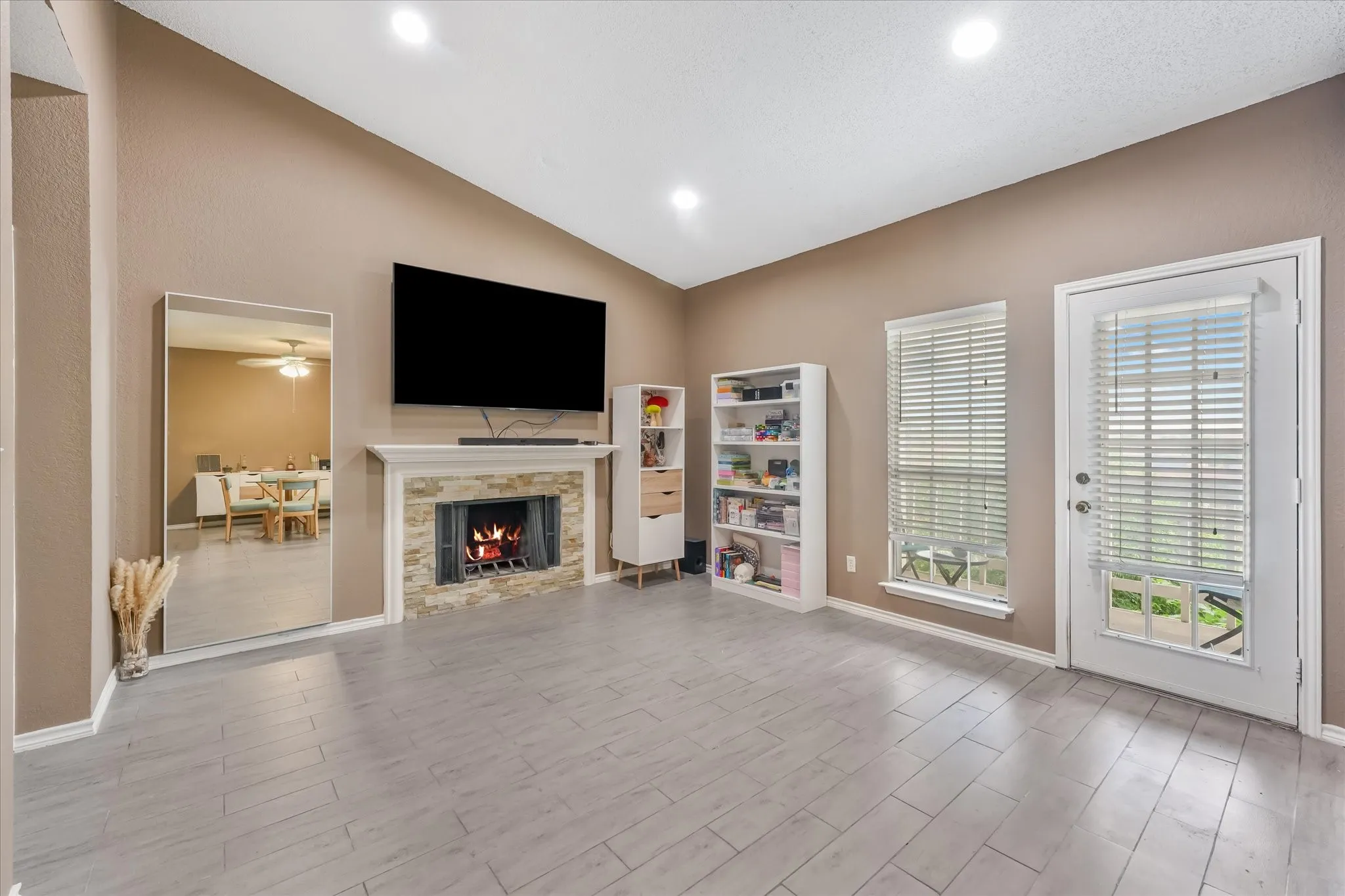 Condominium For Sale in Dallas County , 8600 Coppertowne Lane 501, Dallas, Texas 75243, 1 Bedroom, 1 Bathroom, 1 Garage spaces, 721 Sqft, built in 1982, mls#21341718, Real Estate Agent in Dallas, Homes For Sale in Dallas county, Homes For Sale in Dallas, Realtor in Dallas Texas, Real Estate Brokerage Independent Realty Texas, Luminita Cordes Realtor