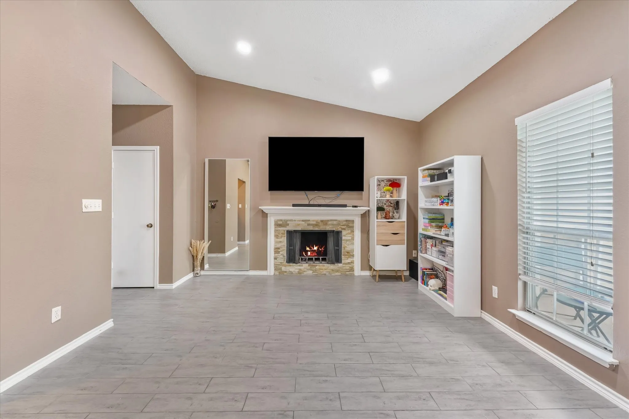 Condominium For Sale in Dallas County , 8600 Coppertowne Lane 501, Dallas, Texas 75243, 1 Bedroom, 1 Bathroom, 1 Garage spaces, 721 Sqft, built in 1982, mls#21341718, Real Estate Agent in Dallas, Homes For Sale in Dallas county, Homes For Sale in Dallas, Realtor in Dallas Texas, Real Estate Brokerage Independent Realty Texas, Luminita Cordes Realtor