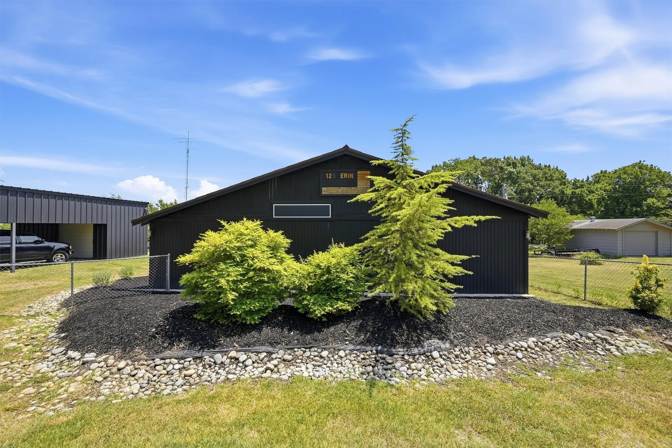 Single Family Residence For Sale in Grayson County , 125 Erin Drive, Pottsboro, Texas 75076, 2 Bedroom, 1 Bathroom, Garage spaces, 1,064 Sqft, built in 1970, mls#21351868, Real Estate Agent in Pottsboro, Homes For Sale in Grayson county, Homes For Sale in Pottsboro, Realtor in Pottsboro Texas, Real Estate Brokerage Independent Realty Texas, Luminita Cordes Realtor