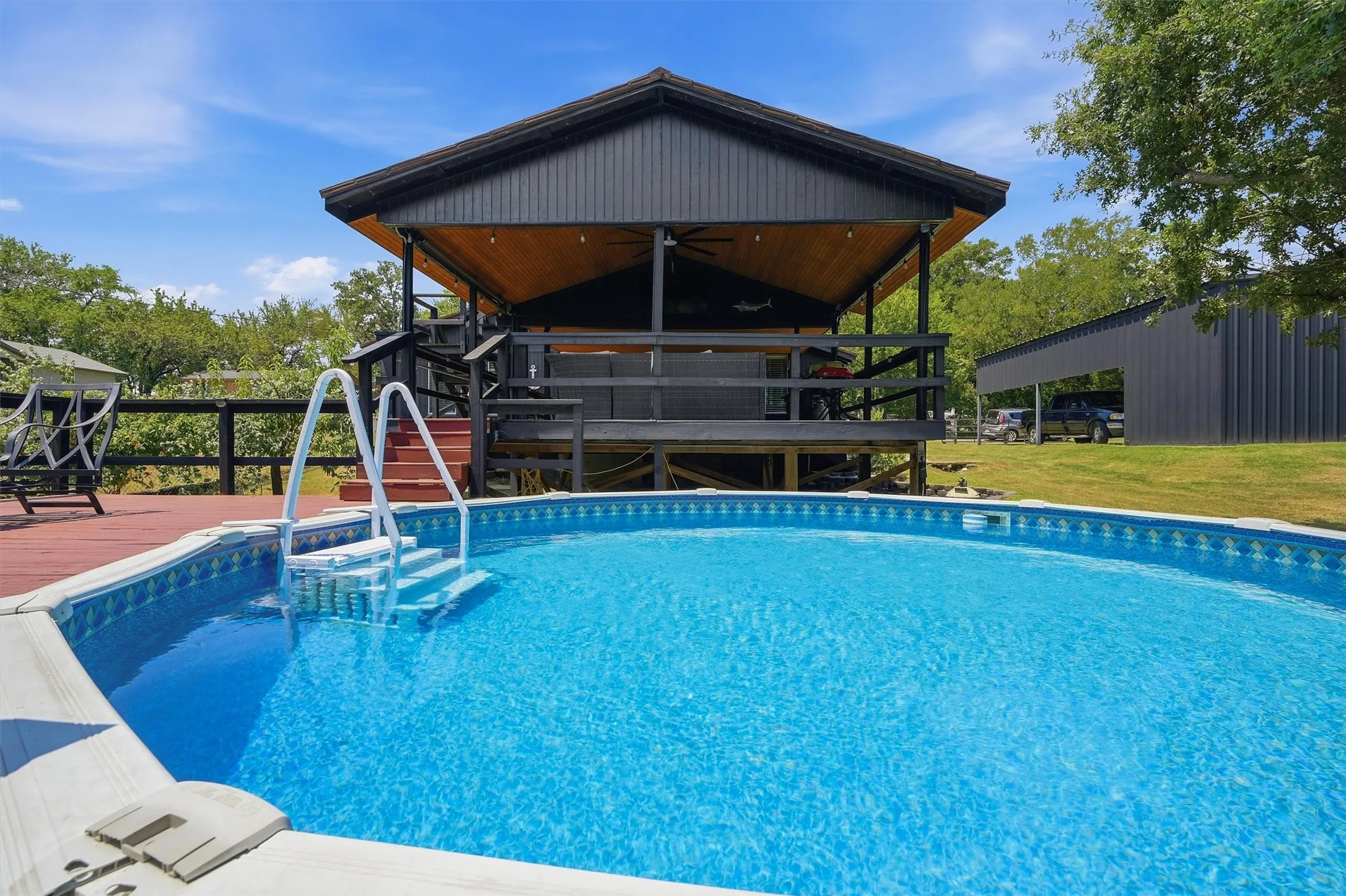 Above-ground swimming pool with steps