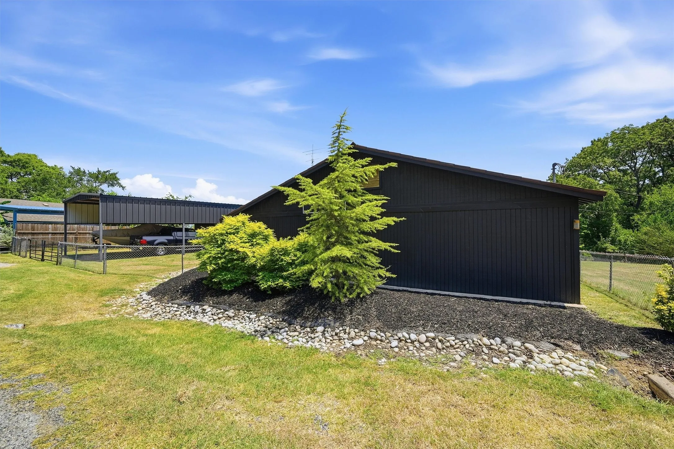 Single Family Residence For Sale in Grayson County , 125 Erin Drive, Pottsboro, Texas 75076, 2 Bedroom, 1 Bathroom, Garage spaces, 1,064 Sqft, built in 1970, mls#21351868, Real Estate Agent in Pottsboro, Homes For Sale in Grayson county, Homes For Sale in Pottsboro, Realtor in Pottsboro Texas, Real Estate Brokerage Independent Realty Texas, Luminita Cordes Realtor