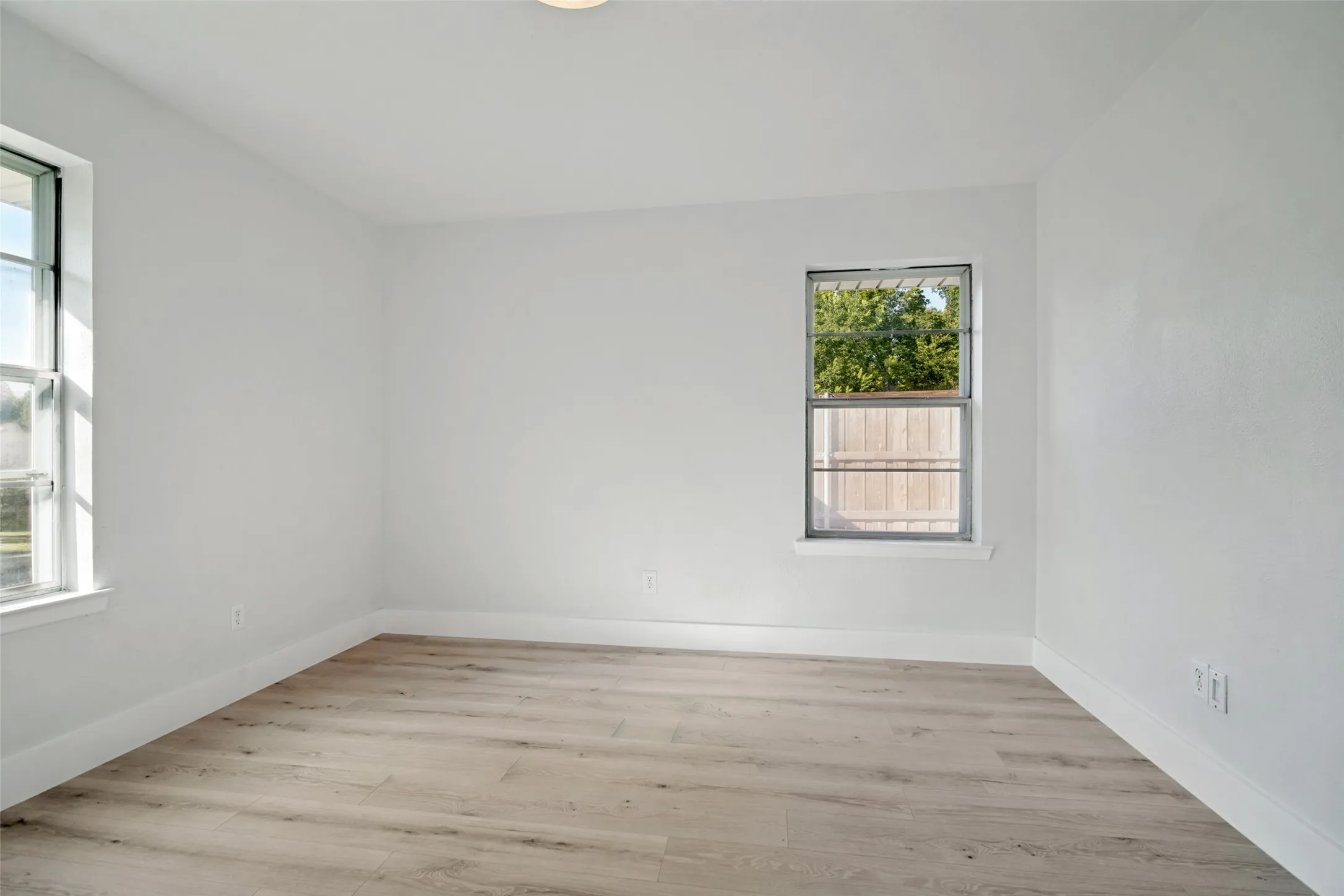 Single Family Residence For Sale in Rockwall County , 301 Valley Drive, Rockwall, Texas 75087, 2 Bedroom, 2 Bathroom, 2 Garage spaces, 1,316 Sqft, built in 1985, mls#21352141, Real Estate Agent in Rockwall, Homes For Sale in Rockwall county, Homes For Sale in Rockwall, Realtor in Rockwall Texas, Real Estate Brokerage Independent Realty Texas, Luminita Cordes Realtor