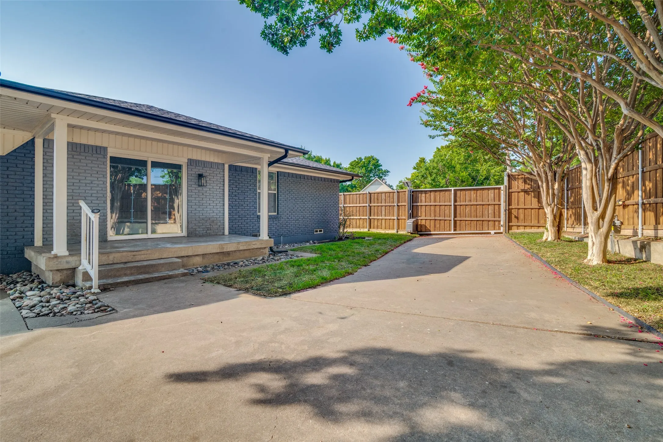 Single Family Residence For Sale in Rockwall County , 301 Valley Drive, Rockwall, Texas 75087, 2 Bedroom, 2 Bathroom, 2 Garage spaces, 1,316 Sqft, built in 1985, mls#21352141, Real Estate Agent in Rockwall, Homes For Sale in Rockwall county, Homes For Sale in Rockwall, Realtor in Rockwall Texas, Real Estate Brokerage Independent Realty Texas, Luminita Cordes Realtor