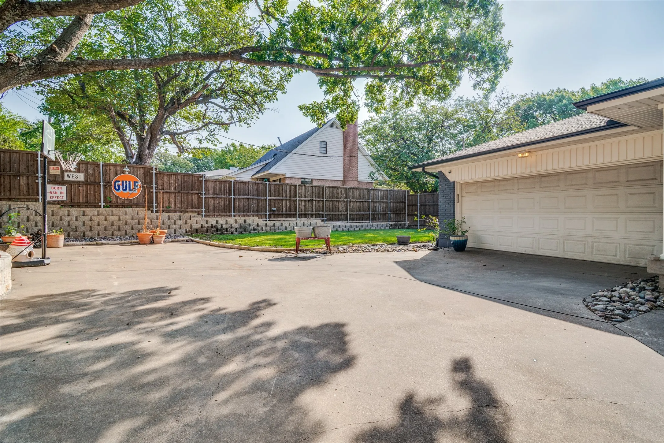 Single Family Residence For Sale in Rockwall County , 301 Valley Drive, Rockwall, Texas 75087, 2 Bedroom, 2 Bathroom, 2 Garage spaces, 1,316 Sqft, built in 1985, mls#21352141, Real Estate Agent in Rockwall, Homes For Sale in Rockwall county, Homes For Sale in Rockwall, Realtor in Rockwall Texas, Real Estate Brokerage Independent Realty Texas, Luminita Cordes Realtor