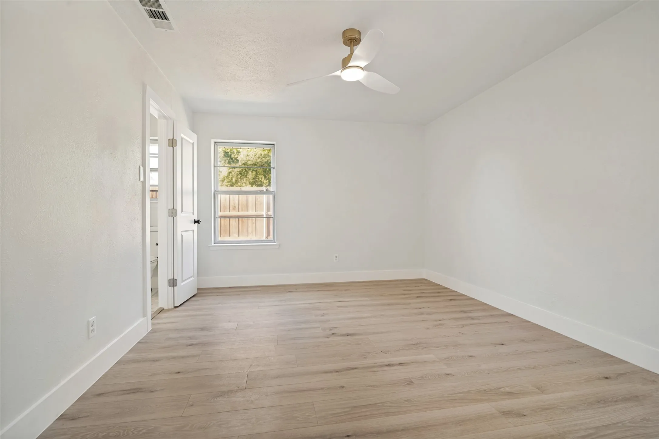 Single Family Residence For Sale in Rockwall County , 301 Valley Drive, Rockwall, Texas 75087, 2 Bedroom, 2 Bathroom, 2 Garage spaces, 1,316 Sqft, built in 1985, mls#21352141, Real Estate Agent in Rockwall, Homes For Sale in Rockwall county, Homes For Sale in Rockwall, Realtor in Rockwall Texas, Real Estate Brokerage Independent Realty Texas, Luminita Cordes Realtor