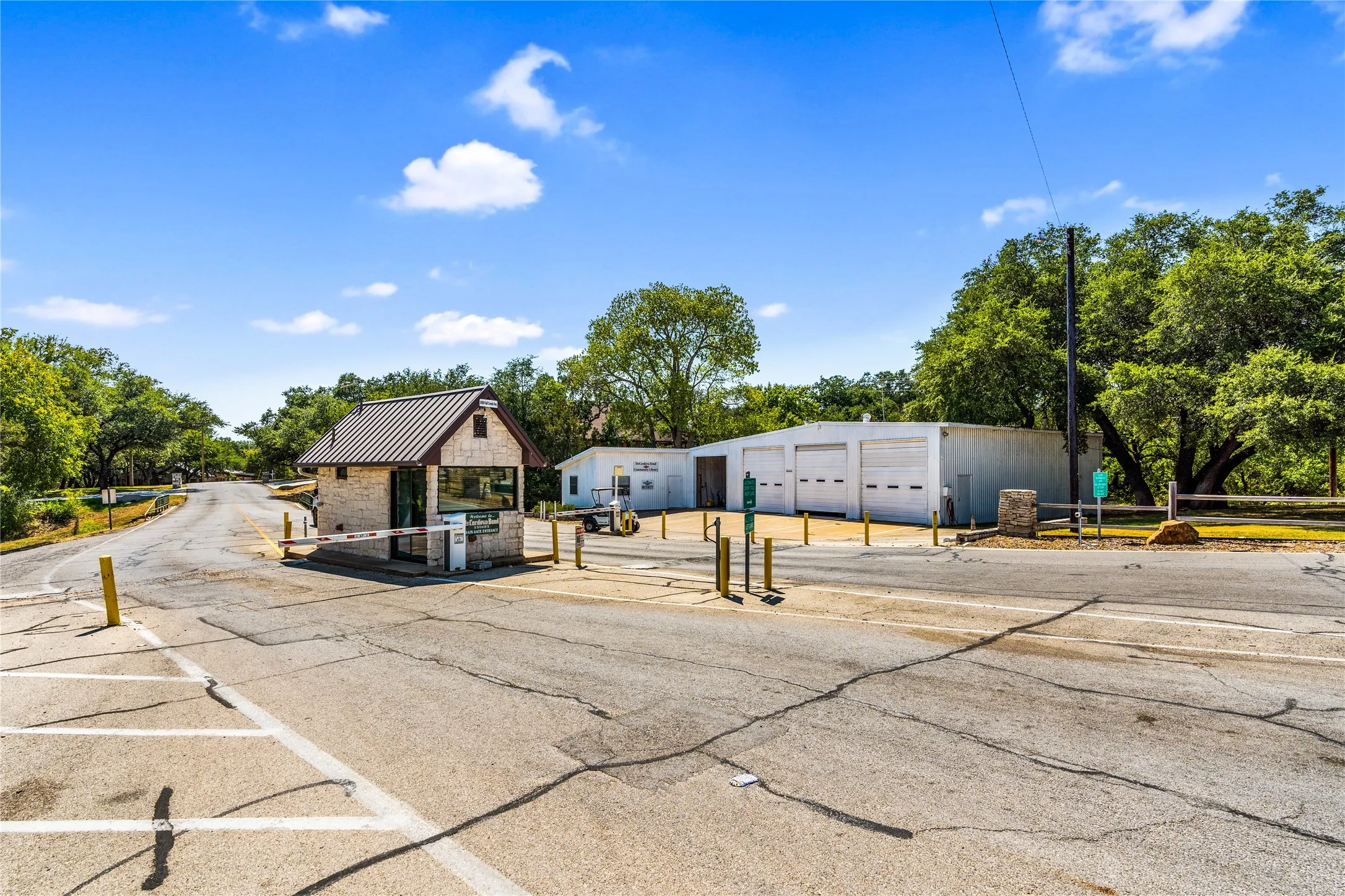 Condominium For Sale in Hood County , 4212 Fairway Drive 4, Granbury, Texas 76049, 2 Bedroom, 2 Bathroom, 1 Garage spaces, 1,143 Sqft, built in 1986, mls#21329621, Real Estate Agent in Granbury, Homes For Sale in Hood county, Homes For Sale in Granbury, Realtor in Granbury Texas, Real Estate Brokerage Independent Realty Texas, Luminita Cordes Realtor