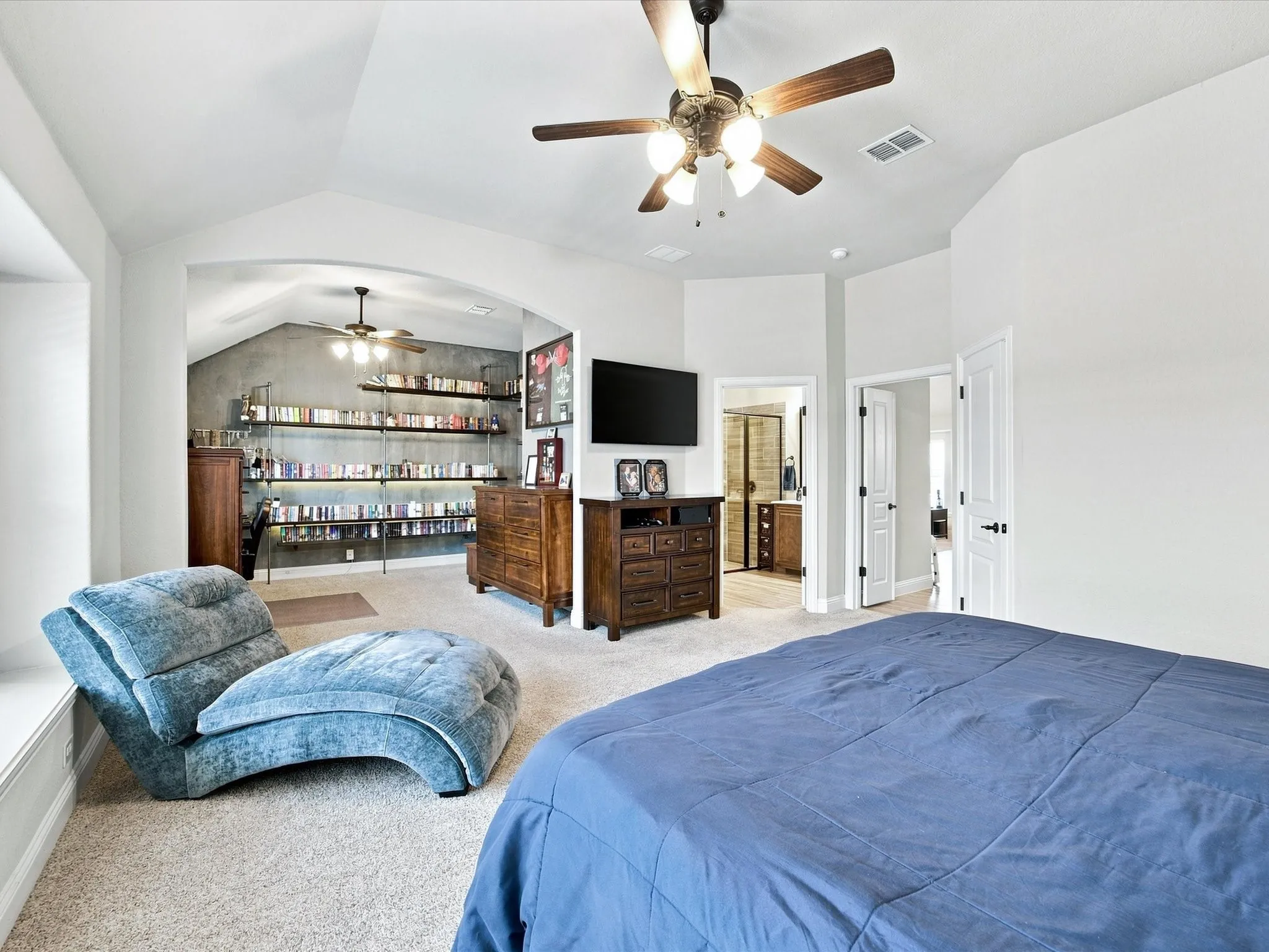 Single Family Residence For Sale in Denton County , 1101 Broken Wheel Trail, Aubrey, Texas 76227, 3 Bedroom, 2 Bathroom, 2 Garage spaces, 2,041 Sqft, built in 2016, mls#21349409, Real Estate Agent in Aubrey, Homes For Sale in Denton county, Homes For Sale in Aubrey, Realtor in Aubrey Texas, Real Estate Brokerage Independent Realty Texas, Luminita Cordes Realtor