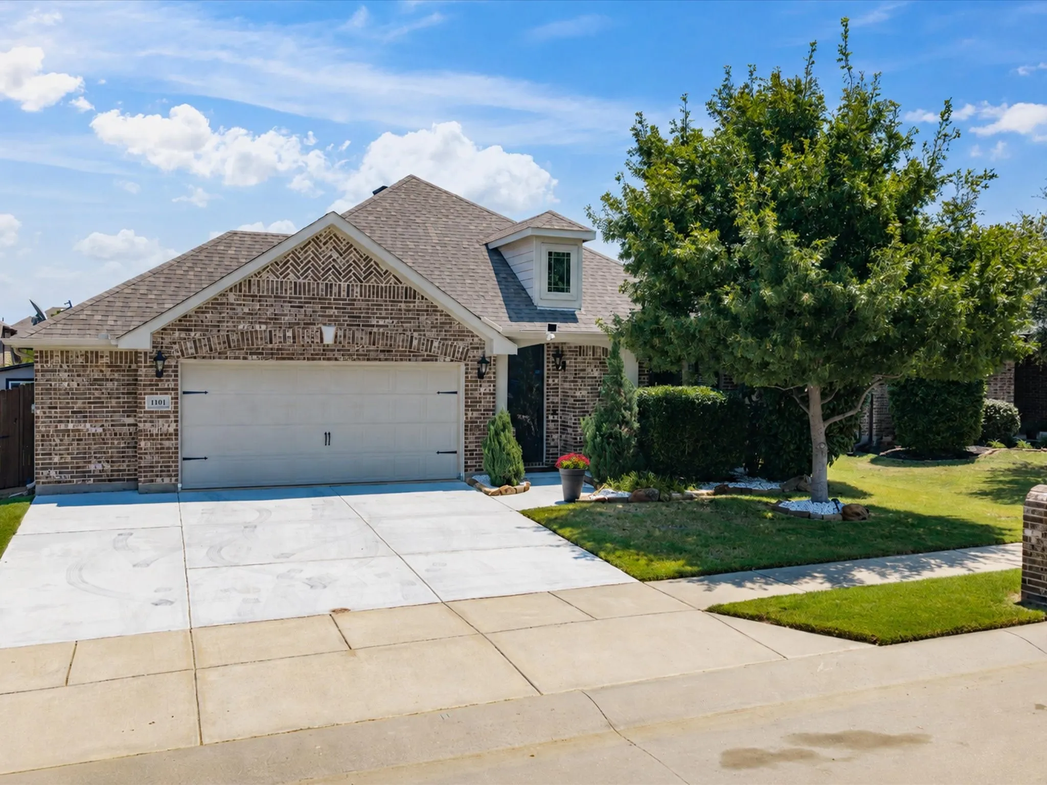 Single Family Residence For Sale in Denton County , 1101 Broken Wheel Trail, Aubrey, Texas 76227, 3 Bedroom, 2 Bathroom, 2 Garage spaces, 2,041 Sqft, built in 2016, mls#21349409, Real Estate Agent in Aubrey, Homes For Sale in Denton county, Homes For Sale in Aubrey, Realtor in Aubrey Texas, Real Estate Brokerage Independent Realty Texas, Luminita Cordes Realtor