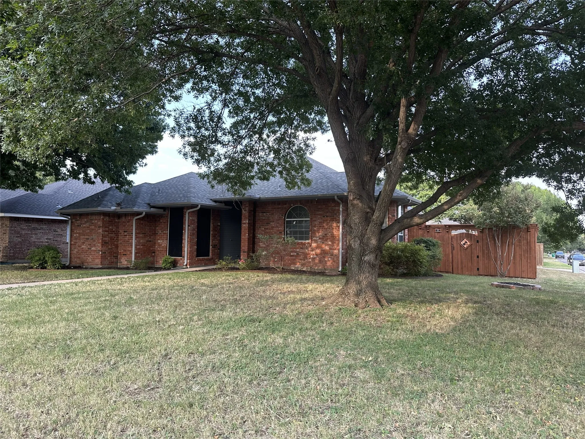 Single Family Residence For Sale in Denton County , 3308 Pheasant Hollow, Denton, Texas 76207, 3 Bedroom, 2 Bathroom, 2 Garage spaces, 1,502 Sqft, built in 1994, mls#21351902, Real Estate Agent in Denton, Homes For Sale in Denton county, Homes For Sale in Denton, Realtor in Denton Texas, Real Estate Brokerage Independent Realty Texas, Luminita Cordes Realtor