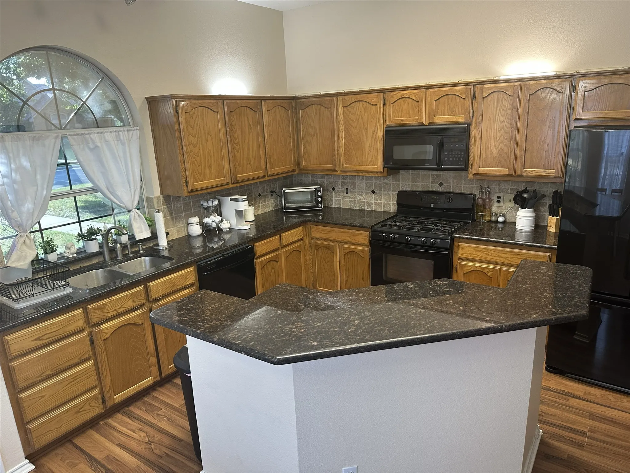 Single Family Residence For Sale in Denton County , 3308 Pheasant Hollow, Denton, Texas 76207, 3 Bedroom, 2 Bathroom, 2 Garage spaces, 1,502 Sqft, built in 1994, mls#21351902, Real Estate Agent in Denton, Homes For Sale in Denton county, Homes For Sale in Denton, Realtor in Denton Texas, Real Estate Brokerage Independent Realty Texas, Luminita Cordes Realtor