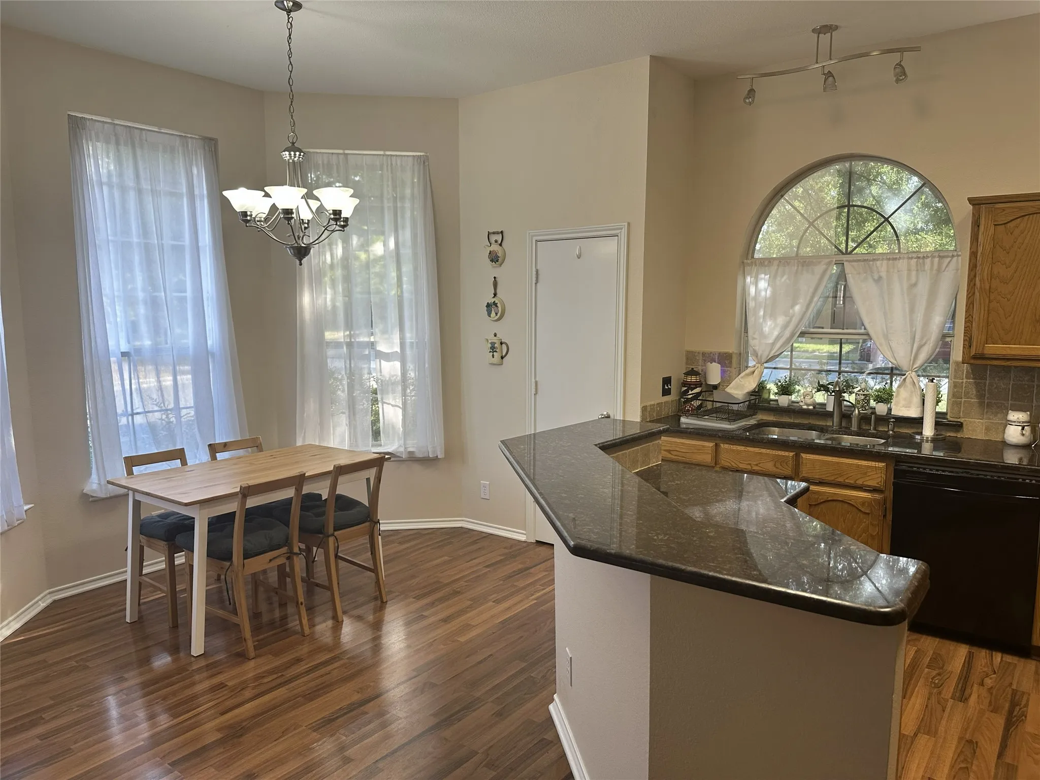 Single Family Residence For Sale in Denton County , 3308 Pheasant Hollow, Denton, Texas 76207, 3 Bedroom, 2 Bathroom, 2 Garage spaces, 1,502 Sqft, built in 1994, mls#21351902, Real Estate Agent in Denton, Homes For Sale in Denton county, Homes For Sale in Denton, Realtor in Denton Texas, Real Estate Brokerage Independent Realty Texas, Luminita Cordes Realtor