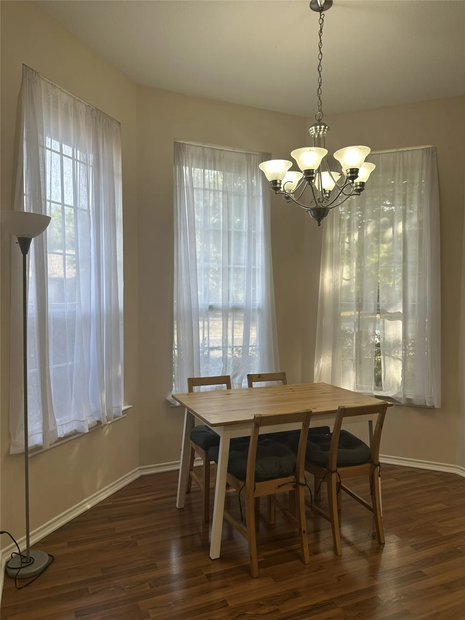 Single Family Residence For Sale in Denton County , 3308 Pheasant Hollow, Denton, Texas 76207, 3 Bedroom, 2 Bathroom, 2 Garage spaces, 1,502 Sqft, built in 1994, mls#21351902, Real Estate Agent in Denton, Homes For Sale in Denton county, Homes For Sale in Denton, Realtor in Denton Texas, Real Estate Brokerage Independent Realty Texas, Luminita Cordes Realtor