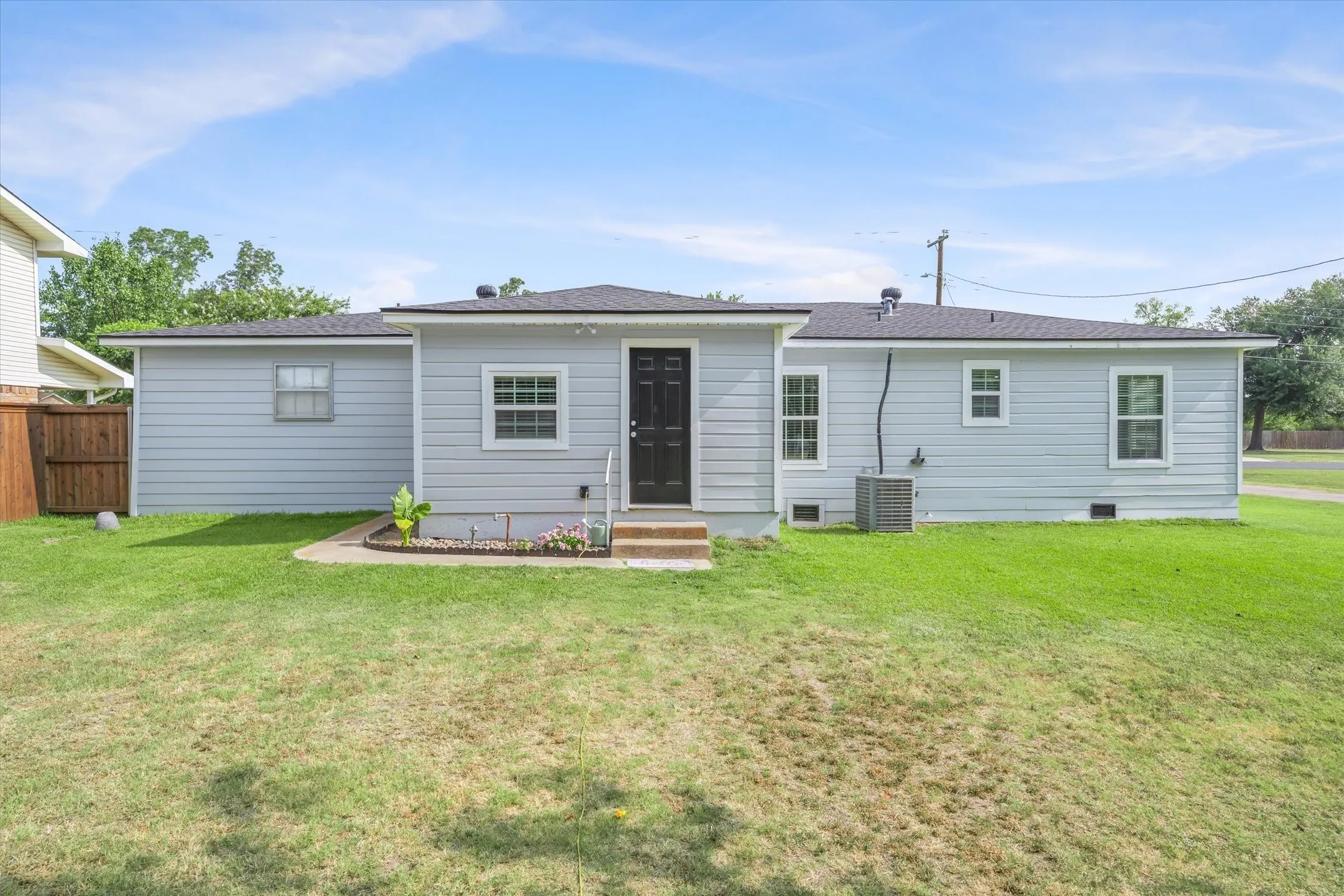Single Family Residence For Sale in Van Zandt County , 504 E Pennsylvania Avenue, Van, Texas 75790, 3 Bedroom, 2 Bathroom, Garage spaces, 1,628 Sqft, built in 1965, mls#21352151, Real Estate Agent in Van, Homes For Sale in Van Zandt county, Homes For Sale in Van, Realtor in Van Texas, Real Estate Brokerage Independent Realty Texas, Luminita Cordes Realtor