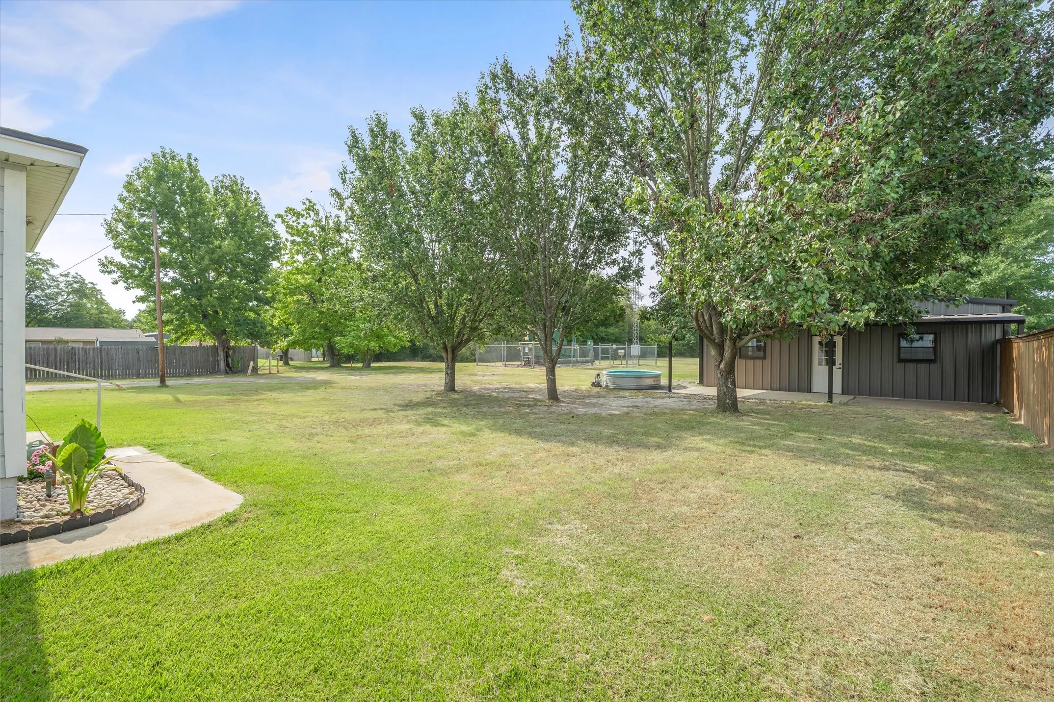 Single Family Residence For Sale in Van Zandt County , 504 E Pennsylvania Avenue, Van, Texas 75790, 3 Bedroom, 2 Bathroom, Garage spaces, 1,628 Sqft, built in 1965, mls#21352151, Real Estate Agent in Van, Homes For Sale in Van Zandt county, Homes For Sale in Van, Realtor in Van Texas, Real Estate Brokerage Independent Realty Texas, Luminita Cordes Realtor