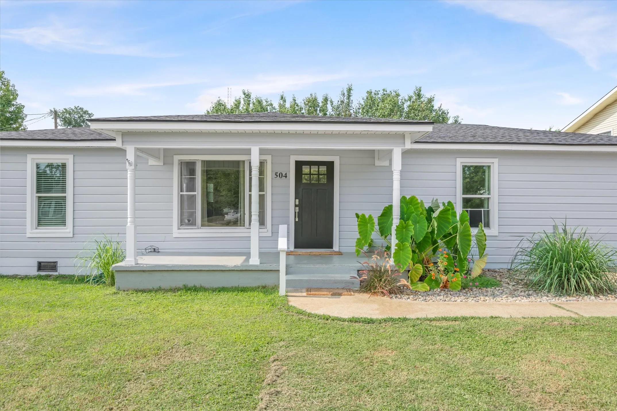 Single Family Residence For Sale in Van Zandt County , 504 E Pennsylvania Avenue, Van, Texas 75790, 3 Bedroom, 2 Bathroom, Garage spaces, 1,628 Sqft, built in 1965, mls#21352151, Real Estate Agent in Van, Homes For Sale in Van Zandt county, Homes For Sale in Van, Realtor in Van Texas, Real Estate Brokerage Independent Realty Texas, Luminita Cordes Realtor