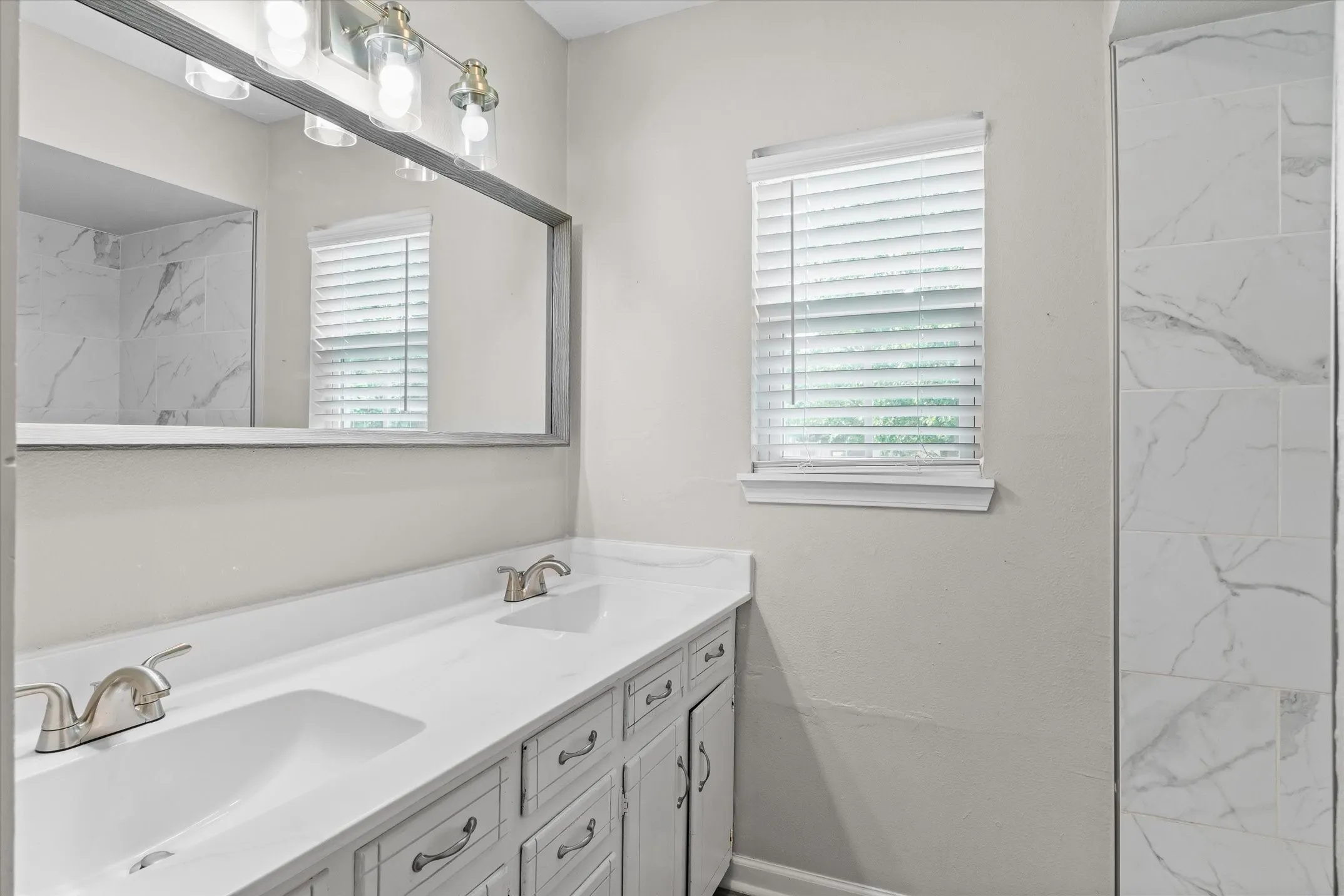 Single Family Residence For Sale in Van Zandt County , 504 E Pennsylvania Avenue, Van, Texas 75790, 3 Bedroom, 2 Bathroom, Garage spaces, 1,628 Sqft, built in 1965, mls#21352151, Real Estate Agent in Van, Homes For Sale in Van Zandt county, Homes For Sale in Van, Realtor in Van Texas, Real Estate Brokerage Independent Realty Texas, Luminita Cordes Realtor
