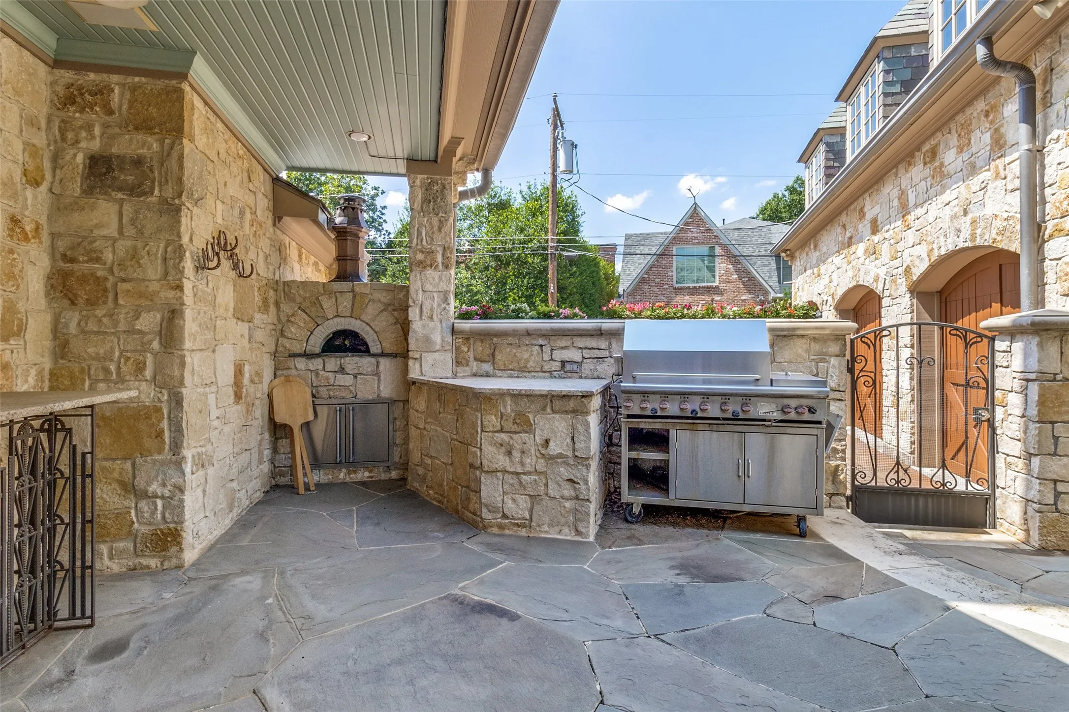 Custom Pizza Oven with Pizza Padels