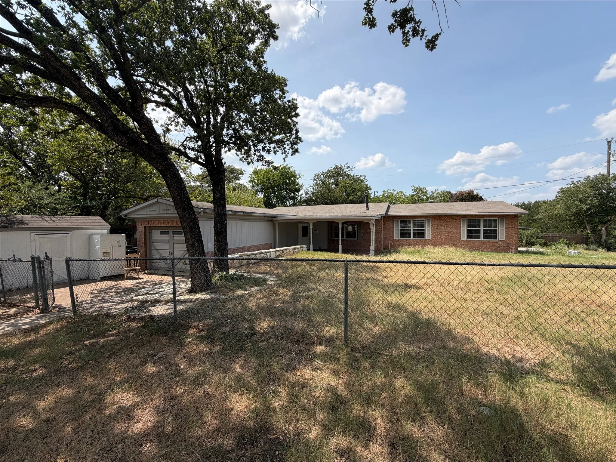 Single Family Residence For Sale in Hood County , 1832 Smokehouse Road, Granbury, Texas 76049, 3 Bedroom, 2 Bathroom, 1 Garage spaces, 1,956 Sqft, built in 1979, Price $185,000, mls#21352152, Real Estate Agent in Granbury, Homes For Sale in Hood county, Homes For Sale in Granbury, Realtor in Granbury Texas, Real Estate Brokerage Independent Realty Texas, Luminita Cordes Realtor
