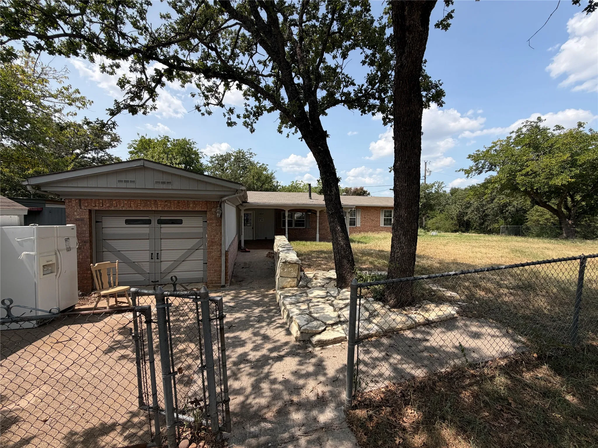 Single Family Residence For Sale in Hood County , 1832 Smokehouse Road, Granbury, Texas 76049, 3 Bedroom, 2 Bathroom, 1 Garage spaces, 1,956 Sqft, built in 1979, Price $185,000, mls#21352152, Real Estate Agent in Granbury, Homes For Sale in Hood county, Homes For Sale in Granbury, Realtor in Granbury Texas, Real Estate Brokerage Independent Realty Texas, Luminita Cordes Realtor