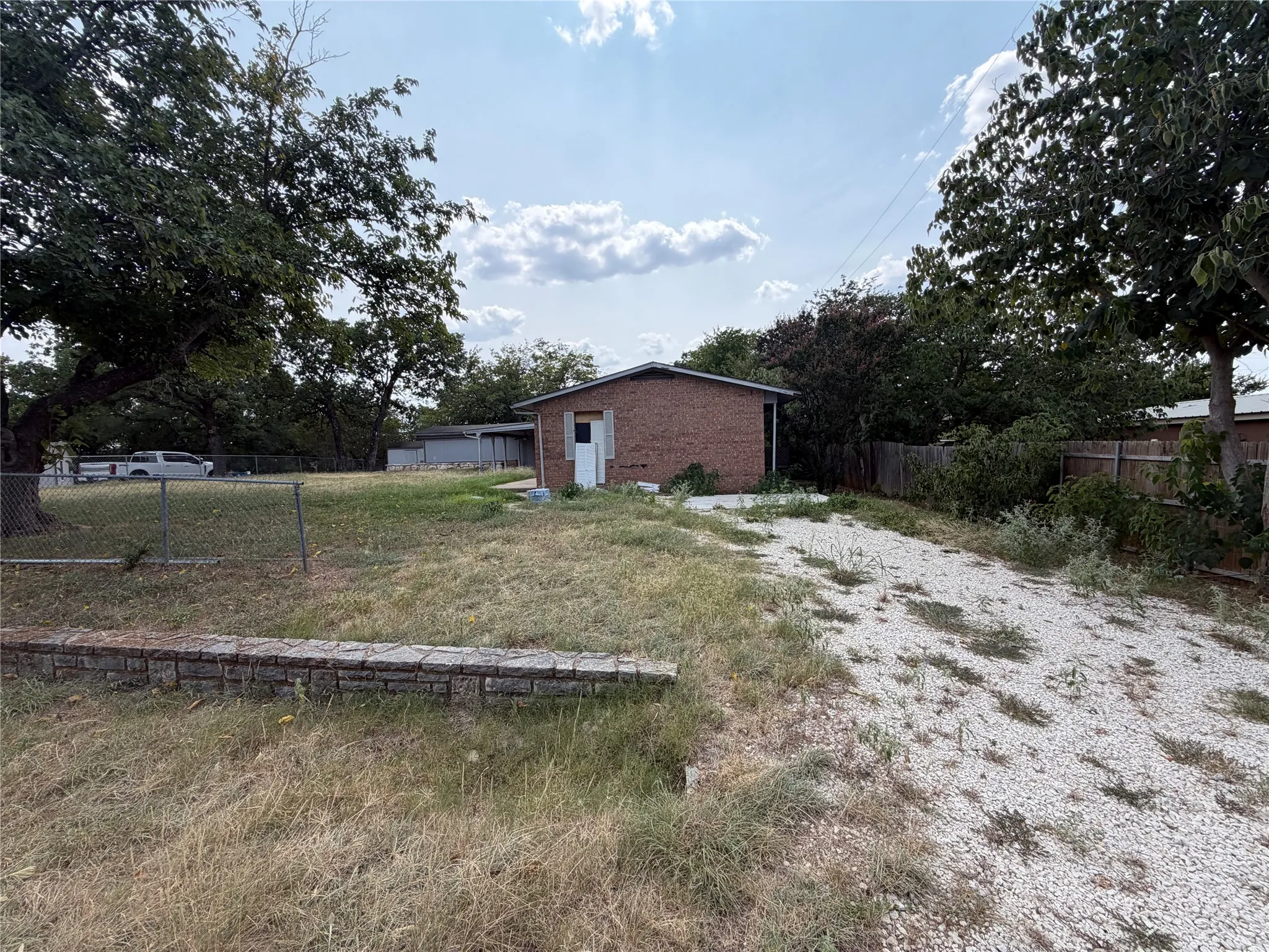 Single Family Residence For Sale in Hood County , 1832 Smokehouse Road, Granbury, Texas 76049, 3 Bedroom, 2 Bathroom, 1 Garage spaces, 1,956 Sqft, built in 1979, Price $185,000, mls#21352152, Real Estate Agent in Granbury, Homes For Sale in Hood county, Homes For Sale in Granbury, Realtor in Granbury Texas, Real Estate Brokerage Independent Realty Texas, Luminita Cordes Realtor