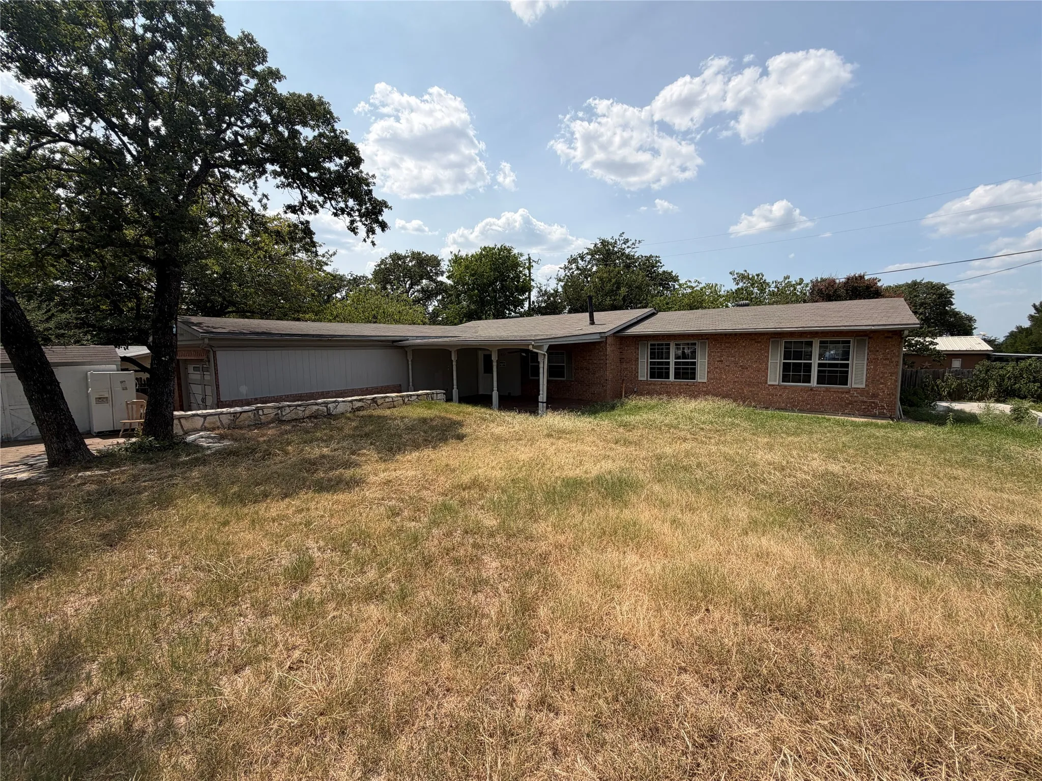 Single Family Residence For Sale in Hood County , 1832 Smokehouse Road, Granbury, Texas 76049, 3 Bedroom, 2 Bathroom, 1 Garage spaces, 1,956 Sqft, built in 1979, Price $185,000, mls#21352152, Real Estate Agent in Granbury, Homes For Sale in Hood county, Homes For Sale in Granbury, Realtor in Granbury Texas, Real Estate Brokerage Independent Realty Texas, Luminita Cordes Realtor