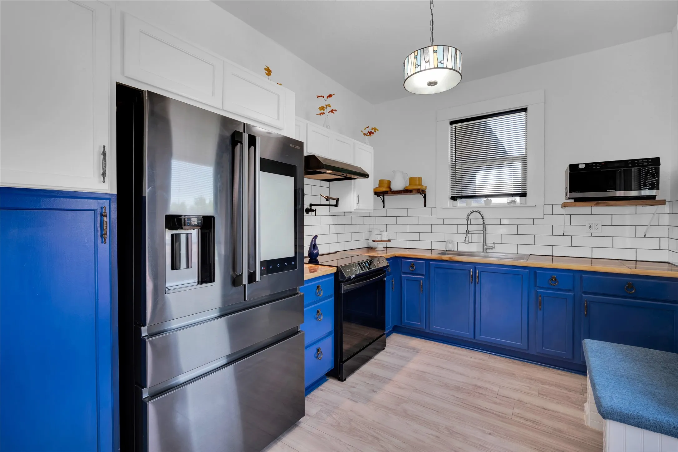 Single Family Residence For Sale in Montague County , 805 E Wise Street, Bowie, Texas 76230, 4 Bedrooms, 3 Bathrooms, Garage spaces, 2,976 Sqft, built in 1930, Price $395,000, mls#21352165, Real Estate Agent in Bowie, Homes For Sale in Montague county, Homes For Sale in Bowie, Realtor in Bowie Texas, Real Estate Brokerage Independent Realty Texas, Luminita Cordes Realtor