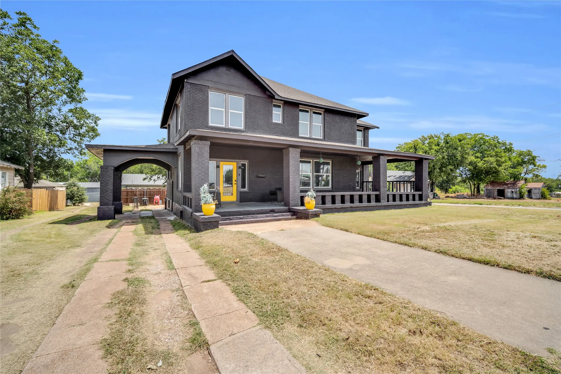 Single Family Residence For Sale in Montague County , 805 E Wise Street, Bowie, Texas 76230, 4 Bedrooms, 3 Bathrooms, Garage spaces, 2,976 Sqft, built in 1930, Price $395,000, mls#21352165, Real Estate Agent in Bowie, Homes For Sale in Montague county, Homes For Sale in Bowie, Realtor in Bowie Texas, Real Estate Brokerage Independent Realty Texas, Luminita Cordes Realtor