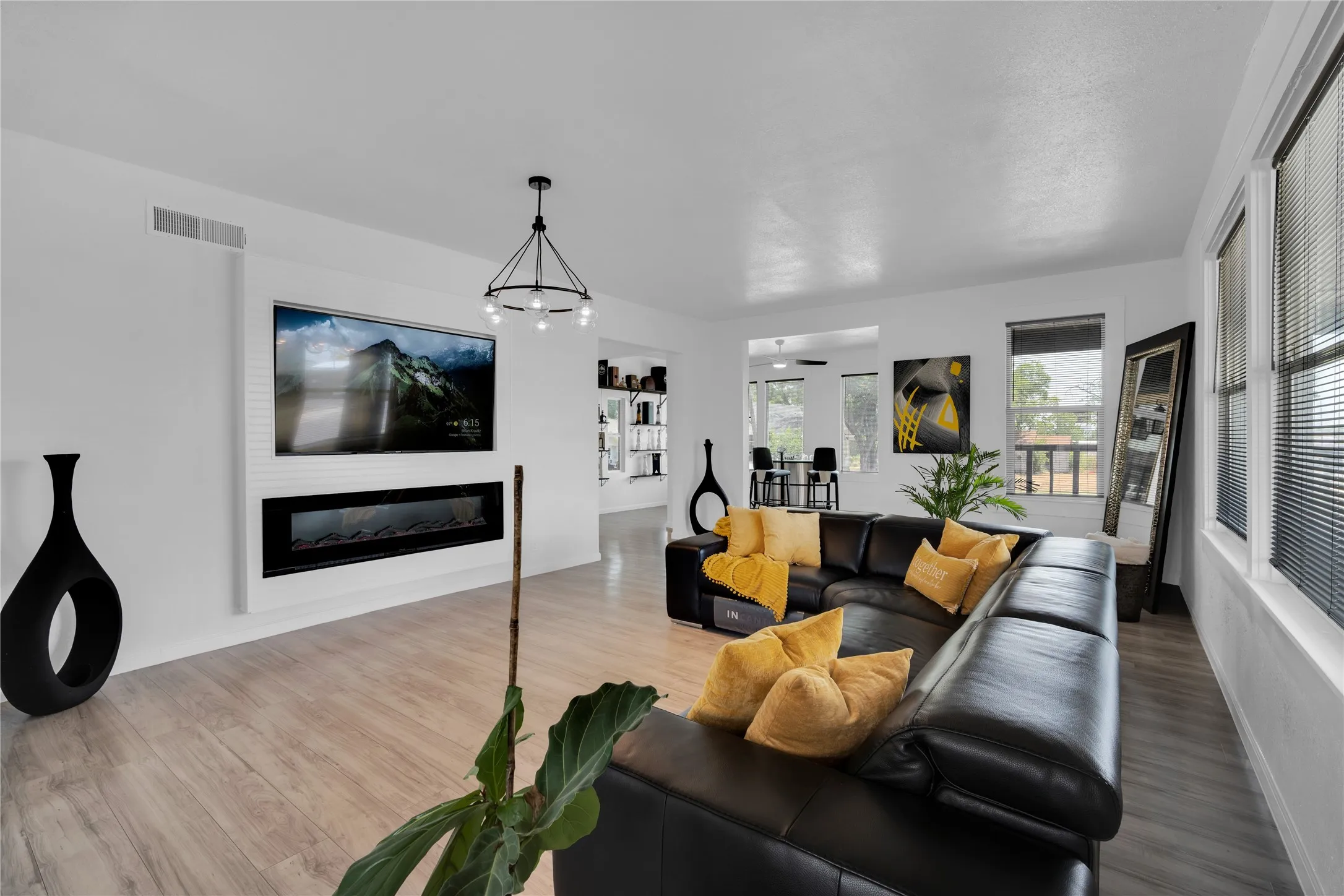 Single Family Residence For Sale in Montague County , 805 E Wise Street, Bowie, Texas 76230, 4 Bedrooms, 3 Bathrooms, Garage spaces, 2,976 Sqft, built in 1930, Price $395,000, mls#21352165, Real Estate Agent in Bowie, Homes For Sale in Montague county, Homes For Sale in Bowie, Realtor in Bowie Texas, Real Estate Brokerage Independent Realty Texas, Luminita Cordes Realtor