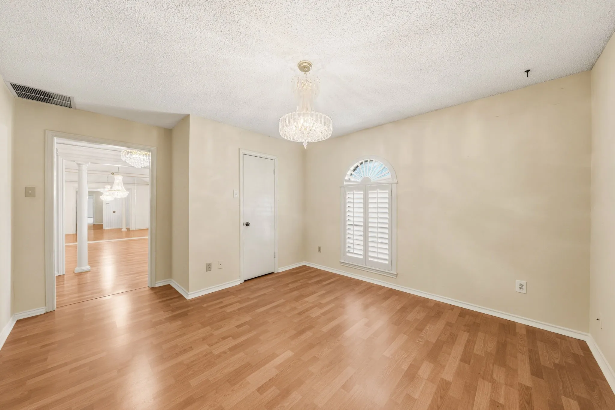 Single Family Residence For Sale in Dallas County , 118 Riggs Circle, Mesquite, Texas 75149, 3 Bedroom, 3 Bathroom, 2 Garage spaces, 2,703 Sqft, built in 1981, mls#21349184, Real Estate Agent in Mesquite, Homes For Sale in Dallas county, Homes For Sale in Mesquite, Realtor in Mesquite Texas, Real Estate Brokerage Independent Realty Texas, Luminita Cordes Realtor